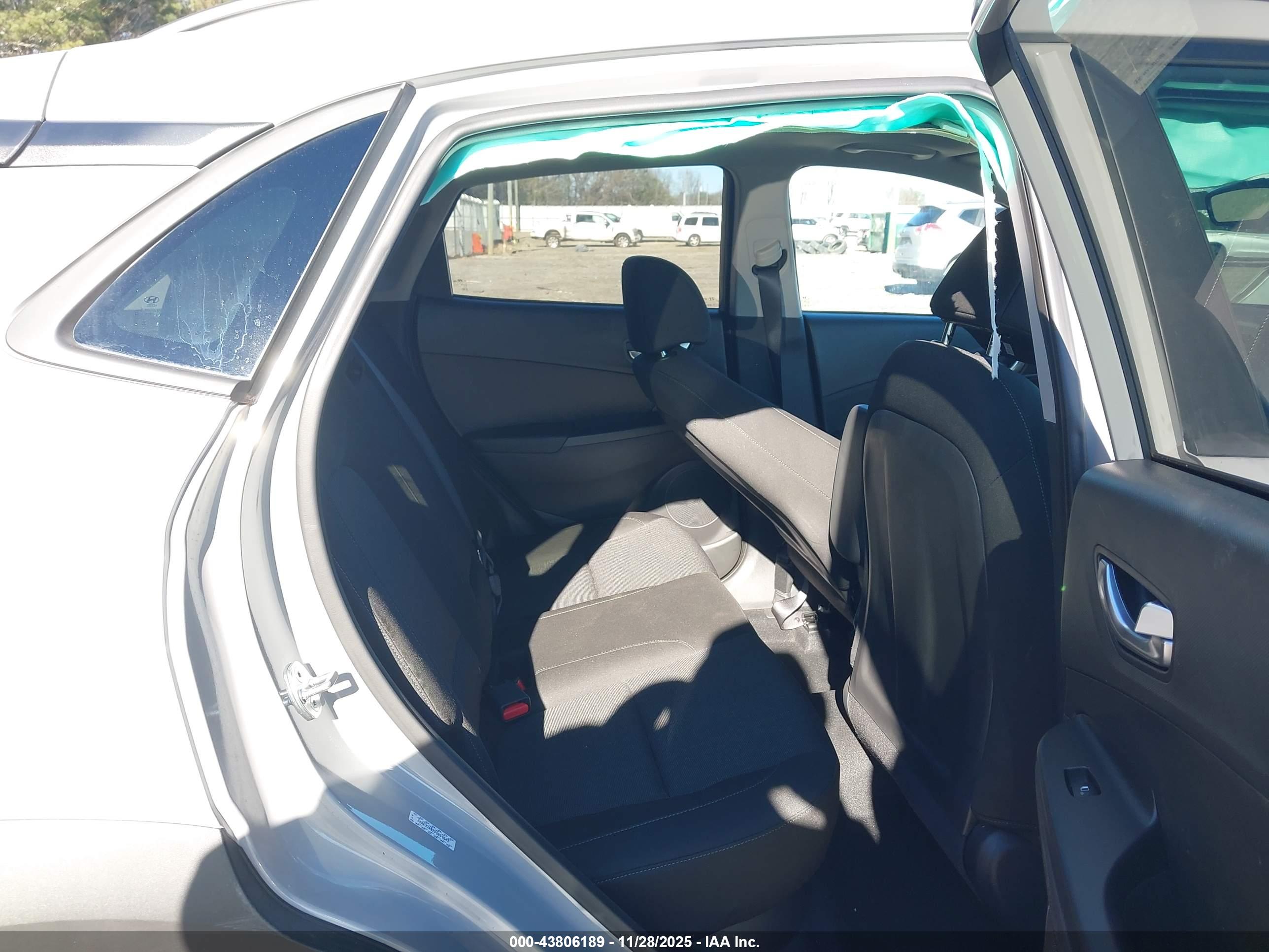 HYUNDAI KONA image 8