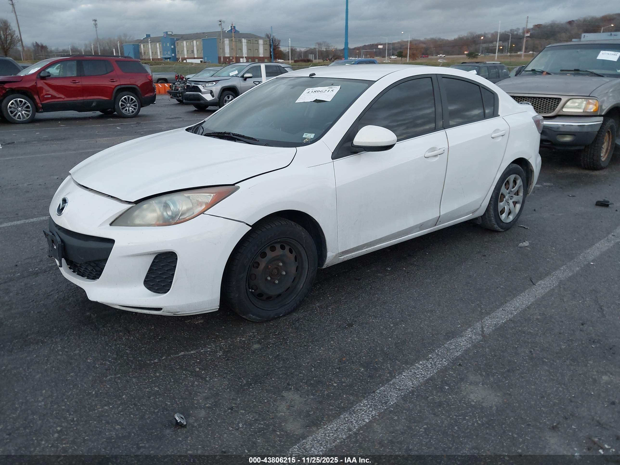 MAZDA MAZDA3 image 2