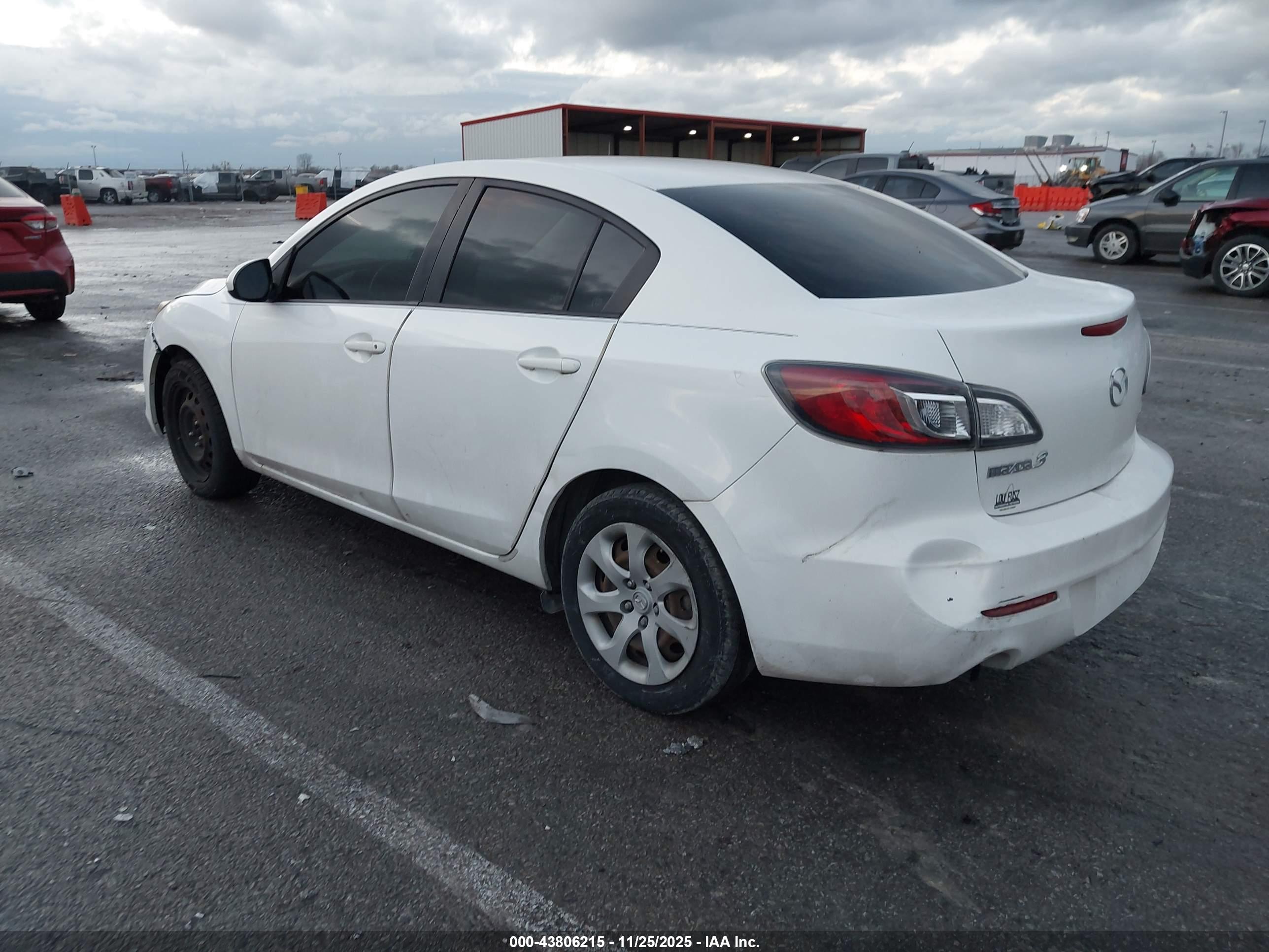MAZDA MAZDA3 image 3