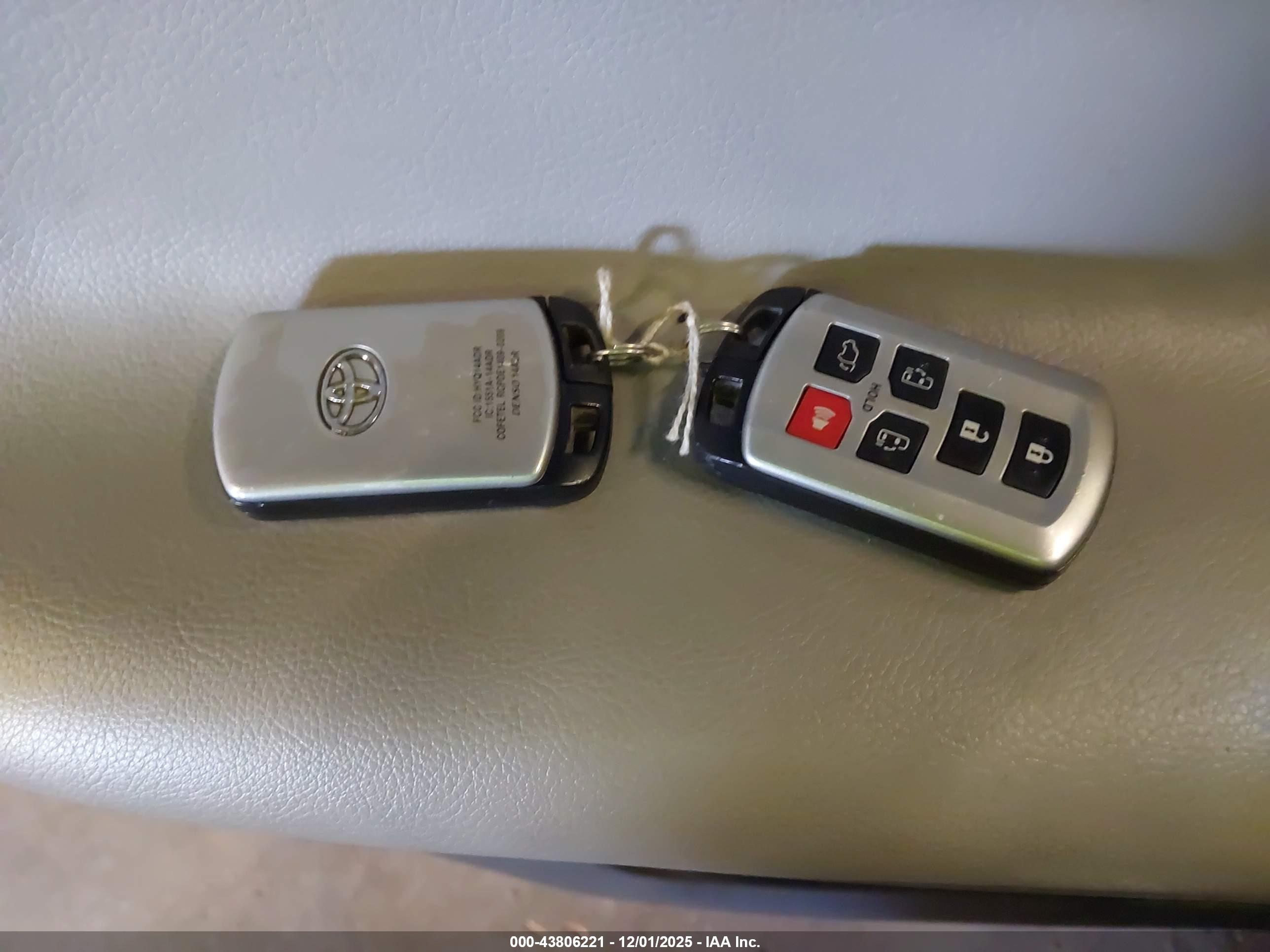 TOYOTA SIENNA image 11