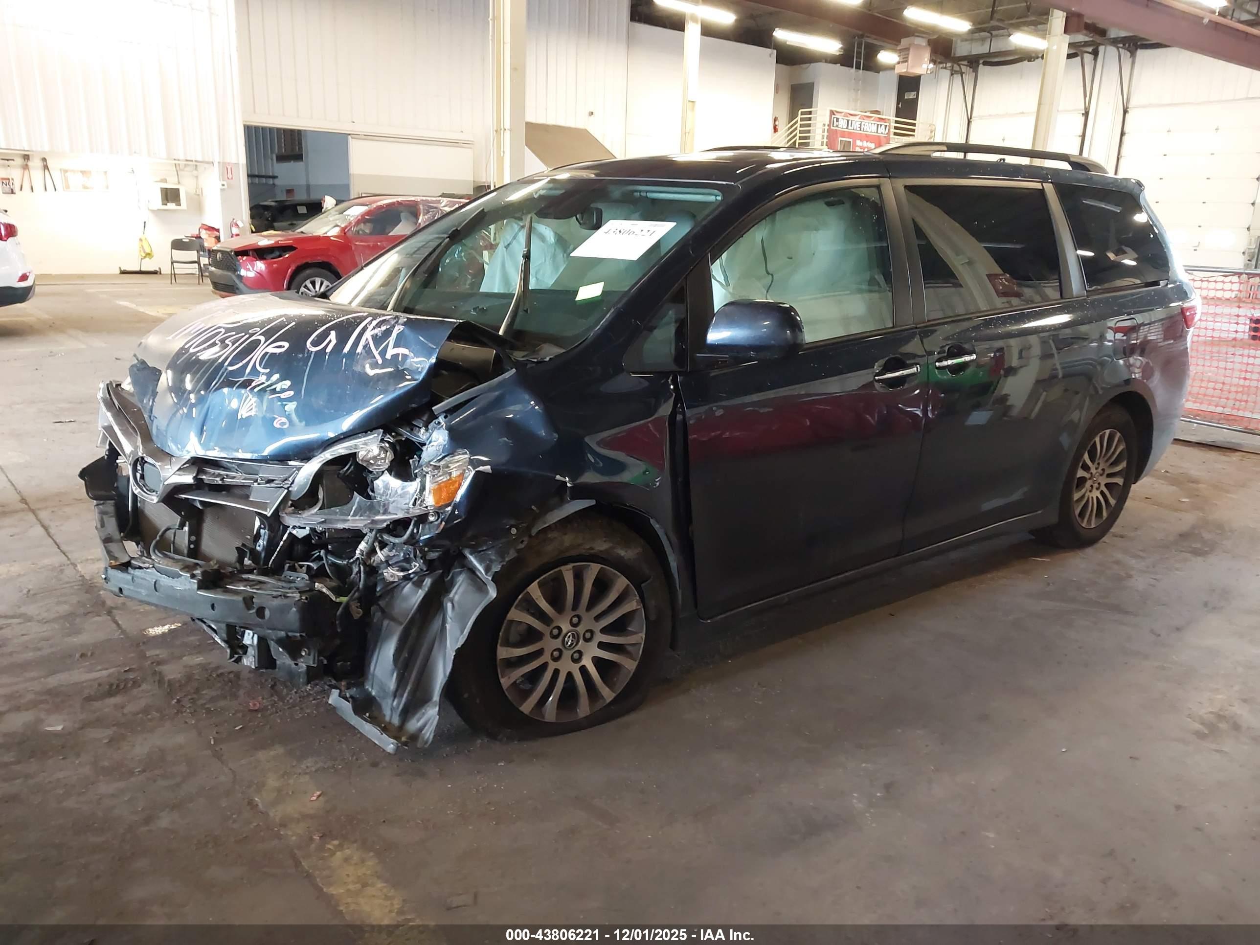 TOYOTA SIENNA image 2