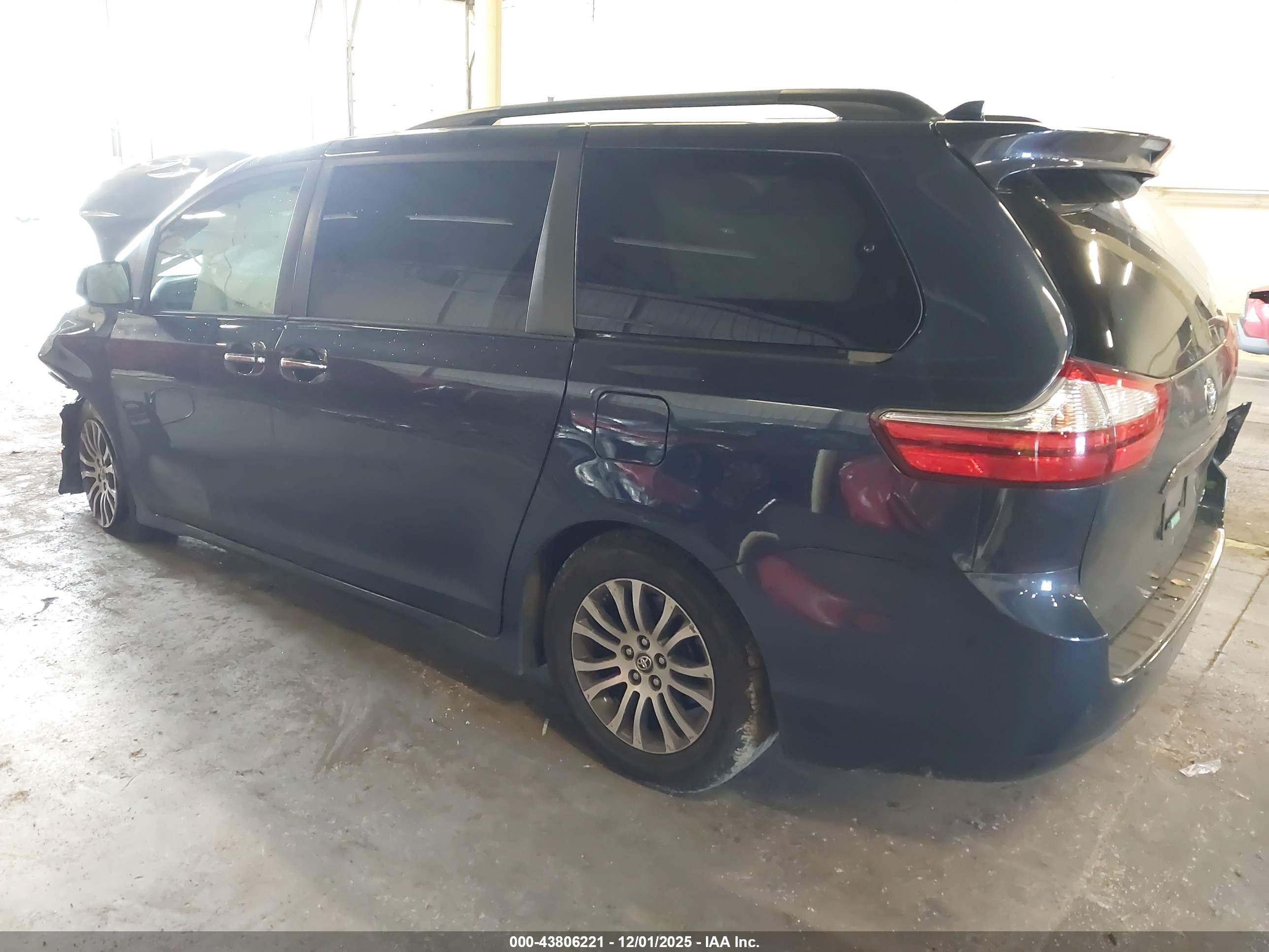 TOYOTA SIENNA image 3