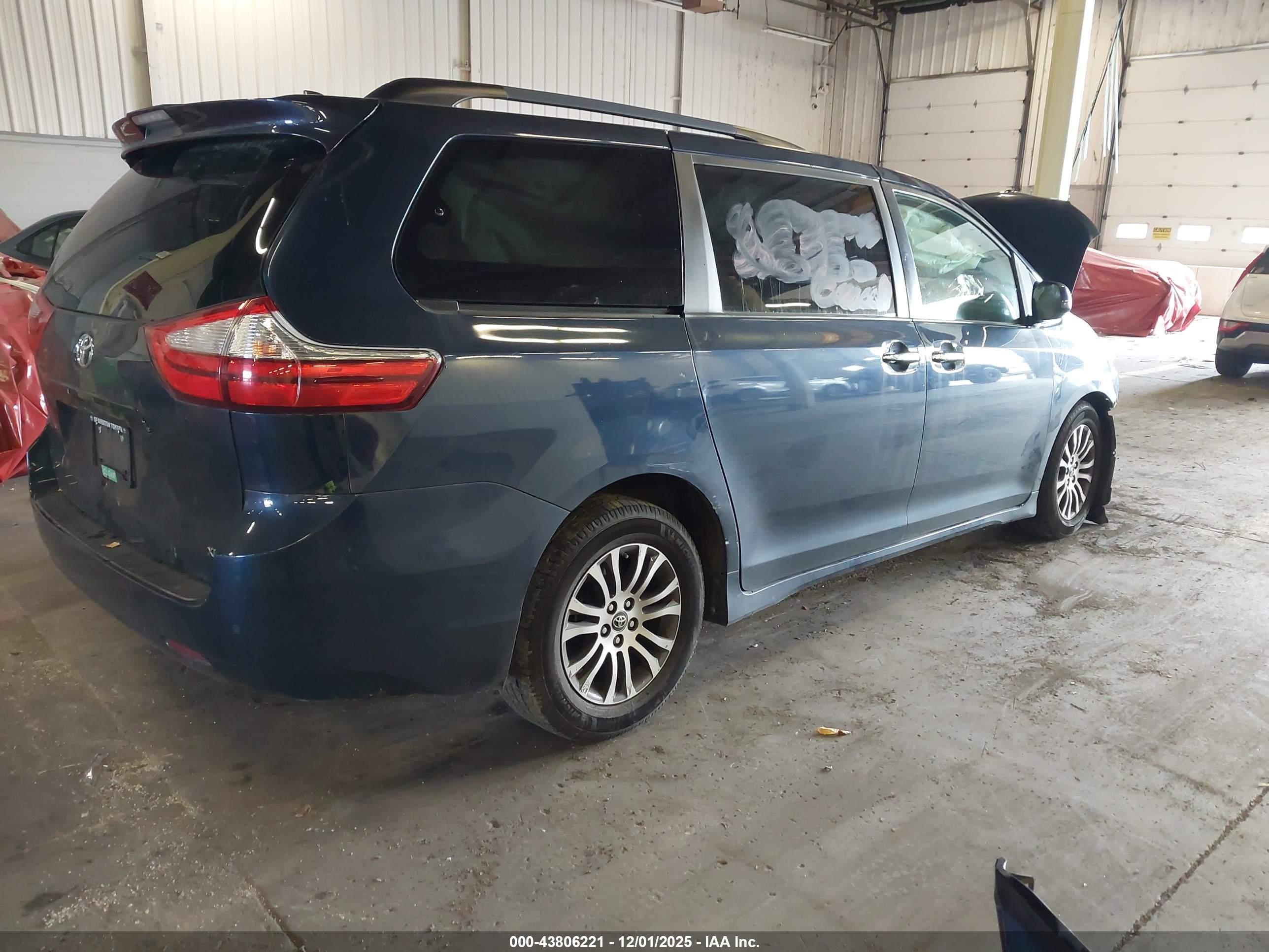 TOYOTA SIENNA image 4