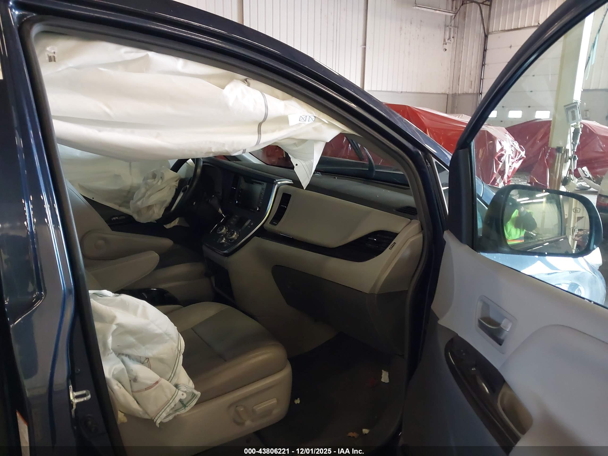 TOYOTA SIENNA image 5