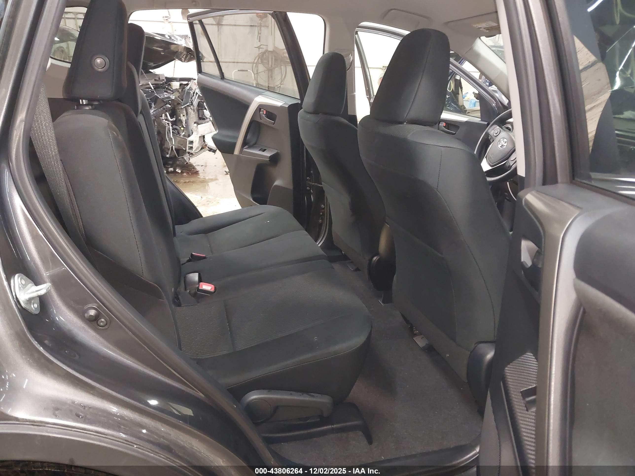 TOYOTA RAV4 image 8