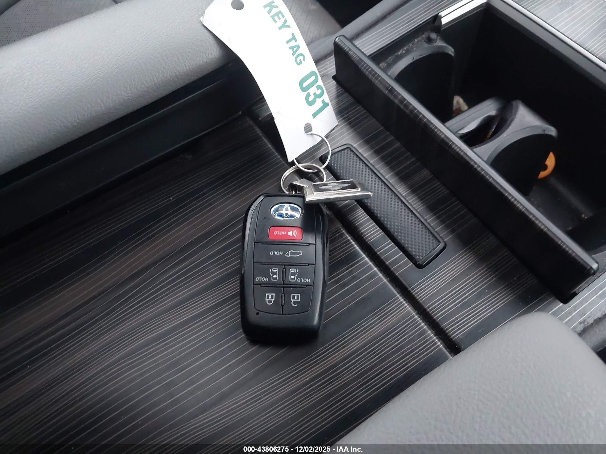 TOYOTA SIENNA image 11