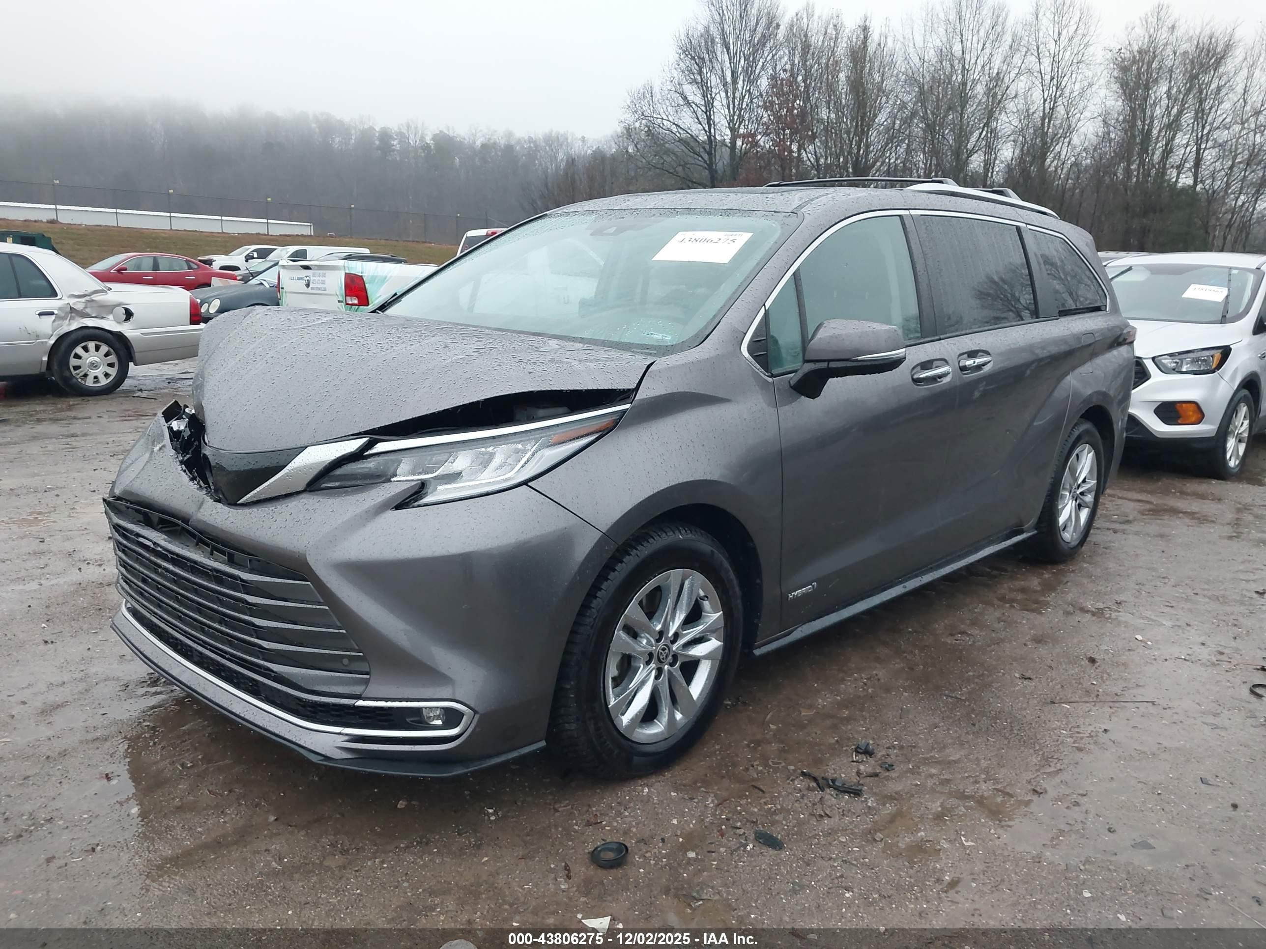 TOYOTA SIENNA image 2