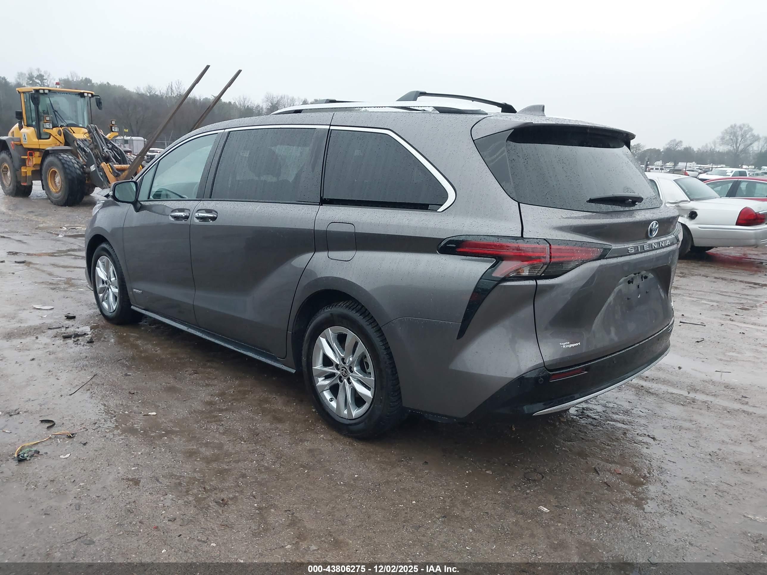 TOYOTA SIENNA image 3