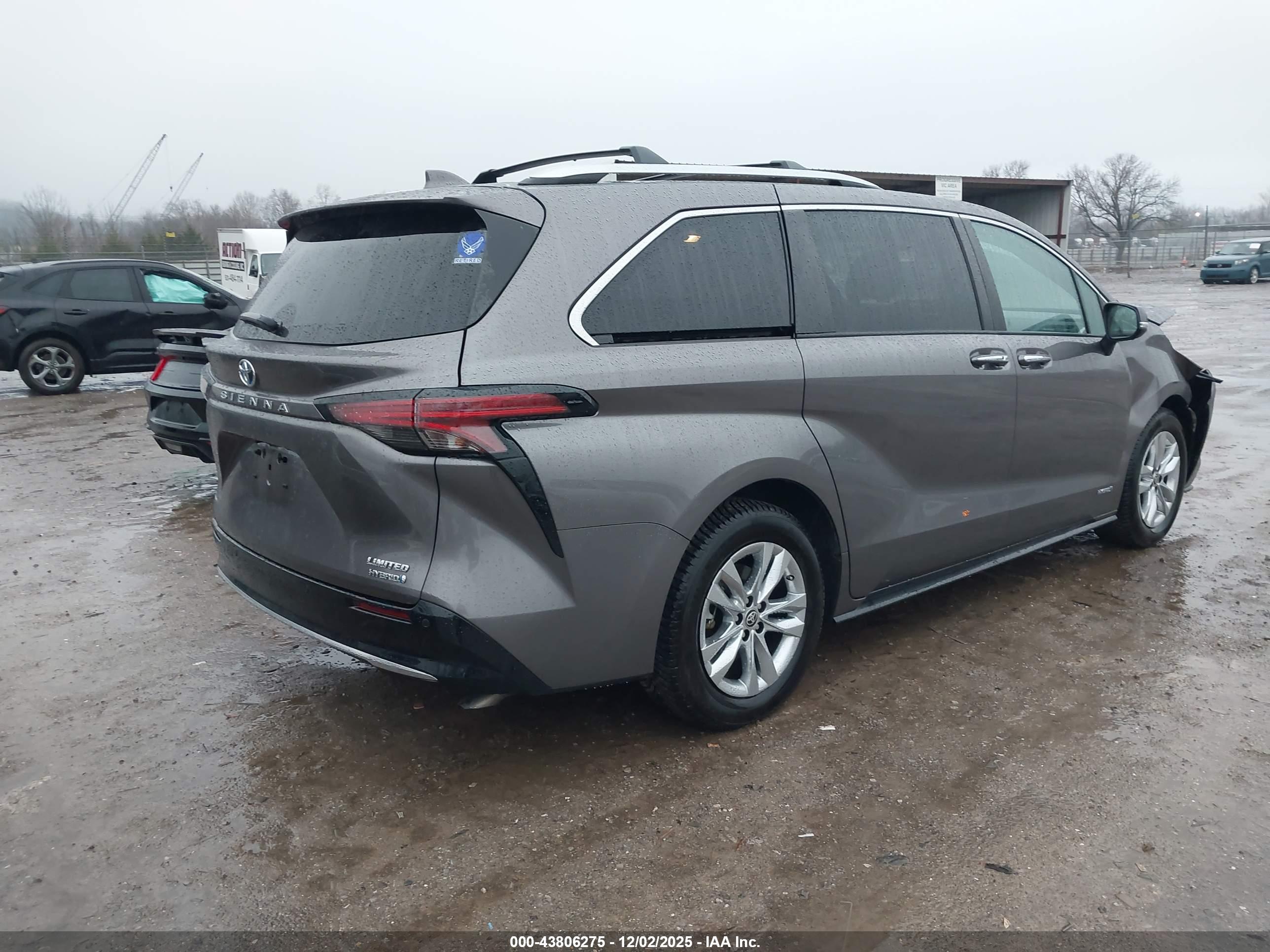 TOYOTA SIENNA image 4