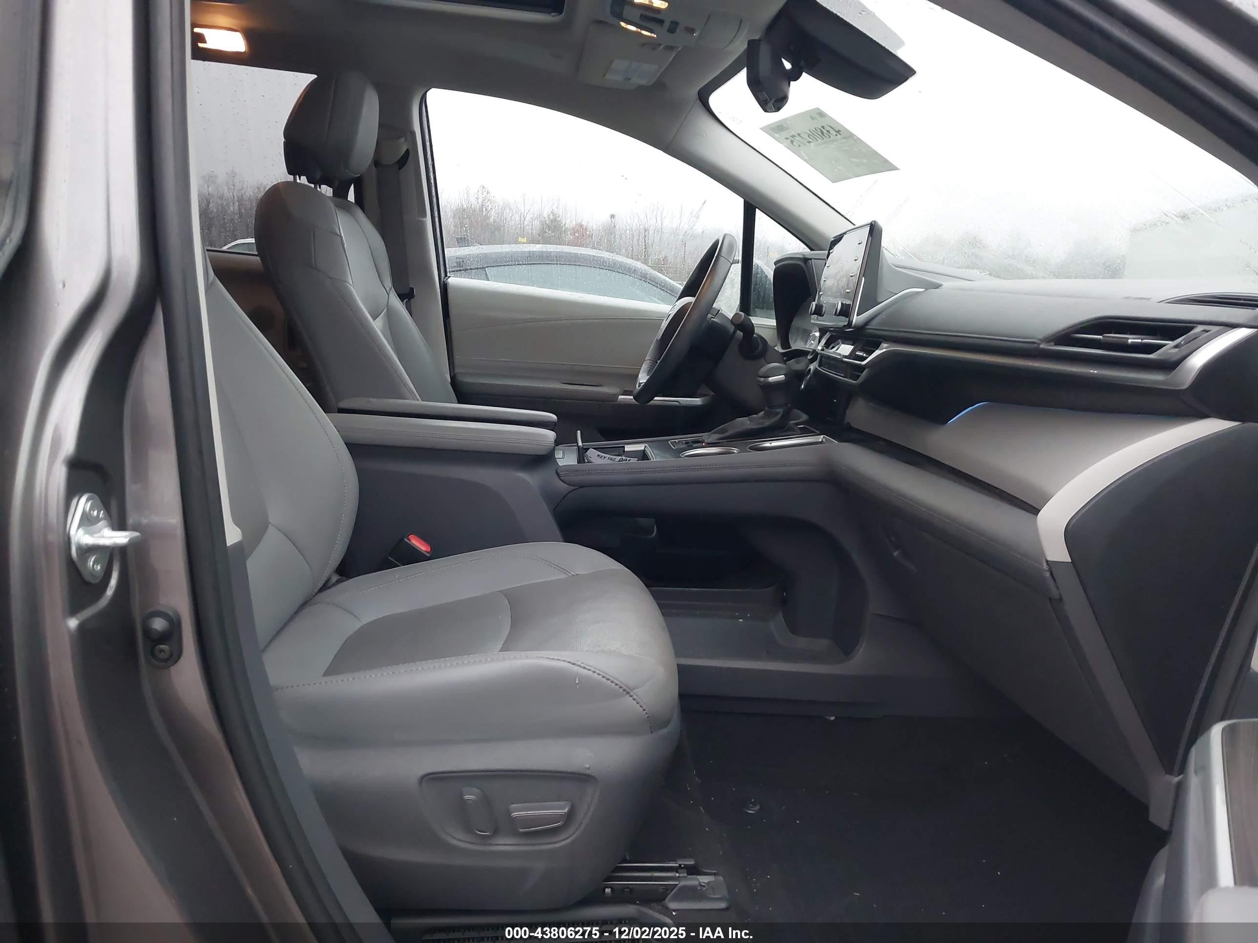 TOYOTA SIENNA image 5