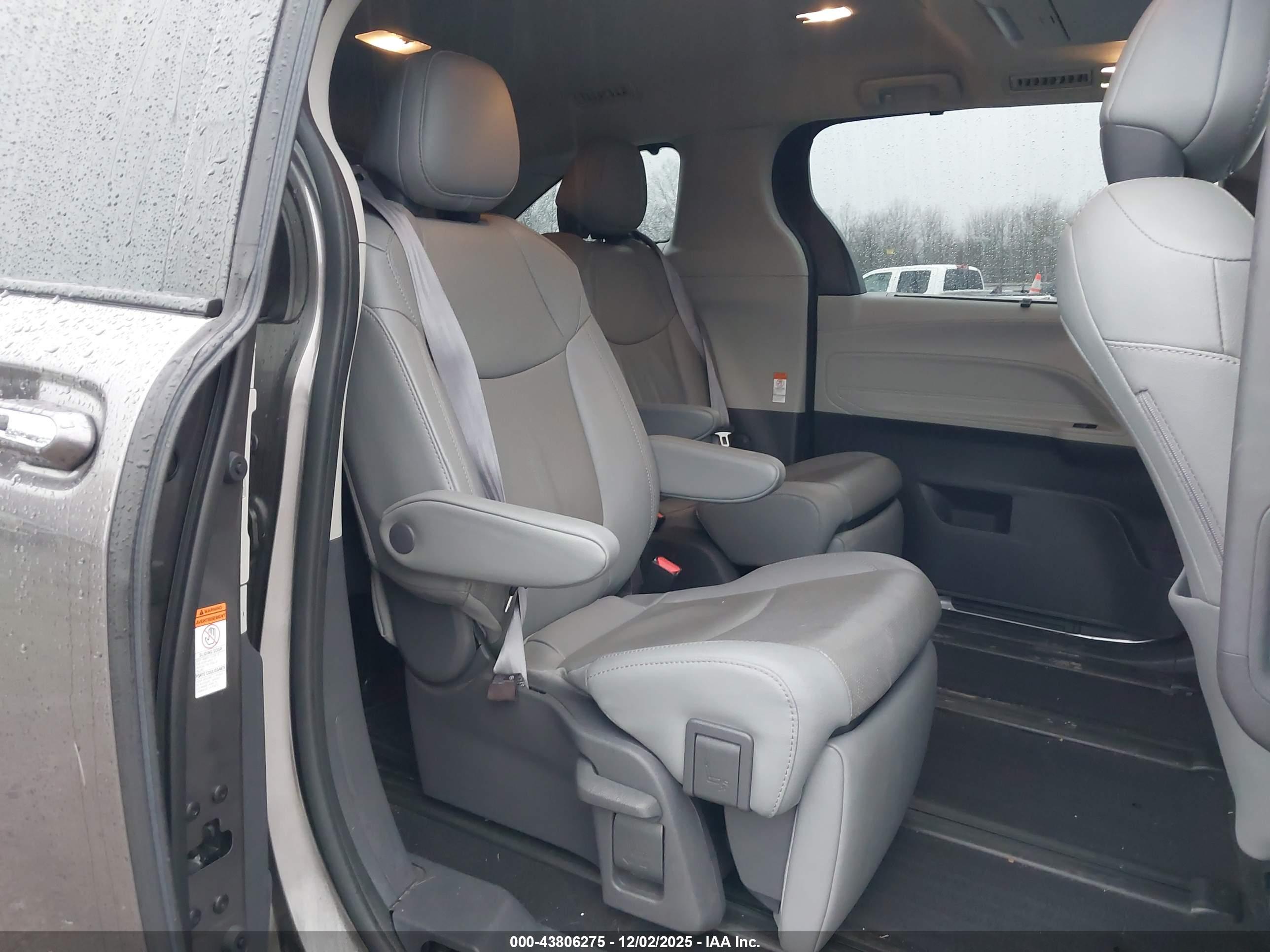 TOYOTA SIENNA image 8