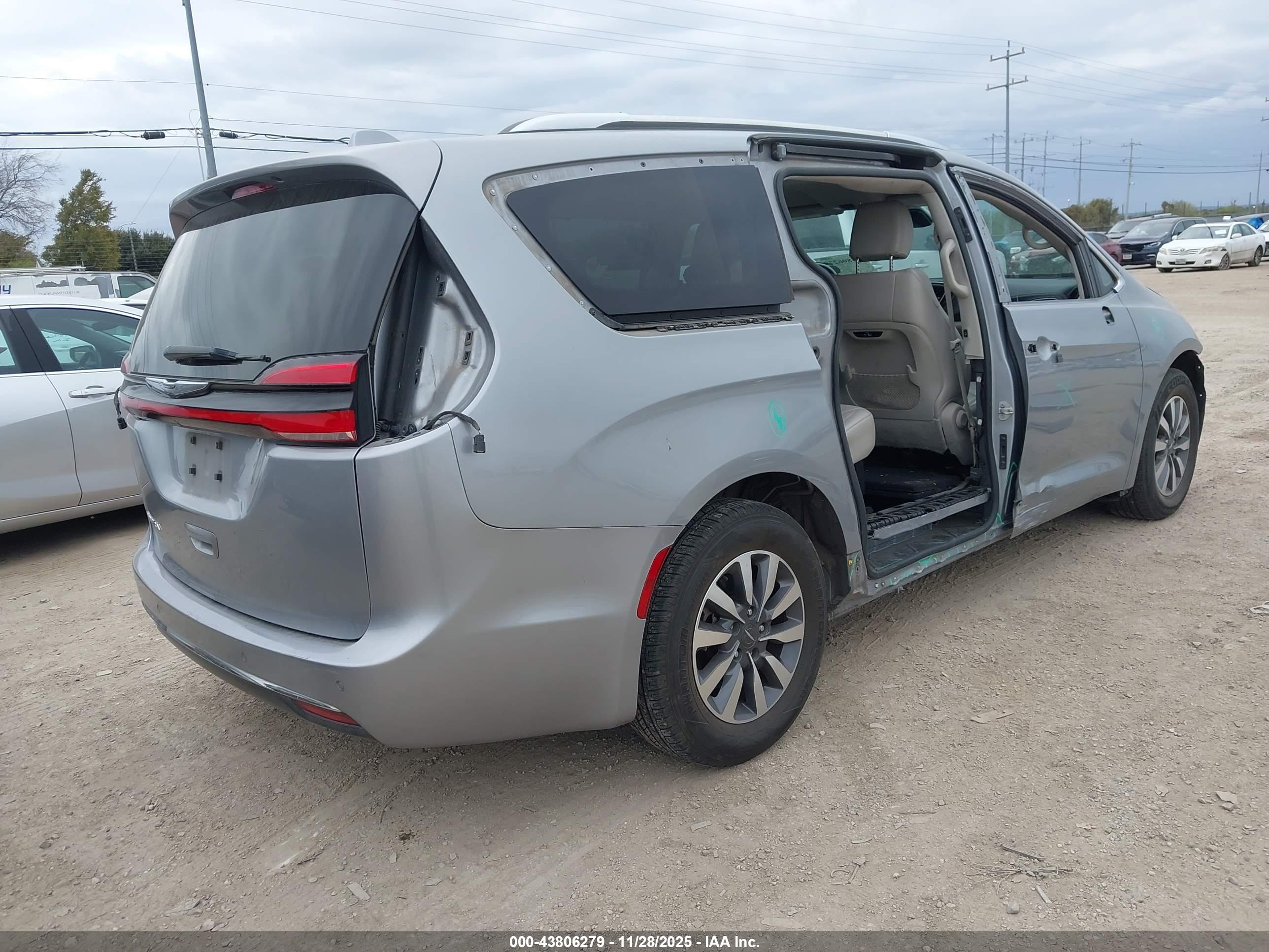CHRYSLER PACIFICA image 4