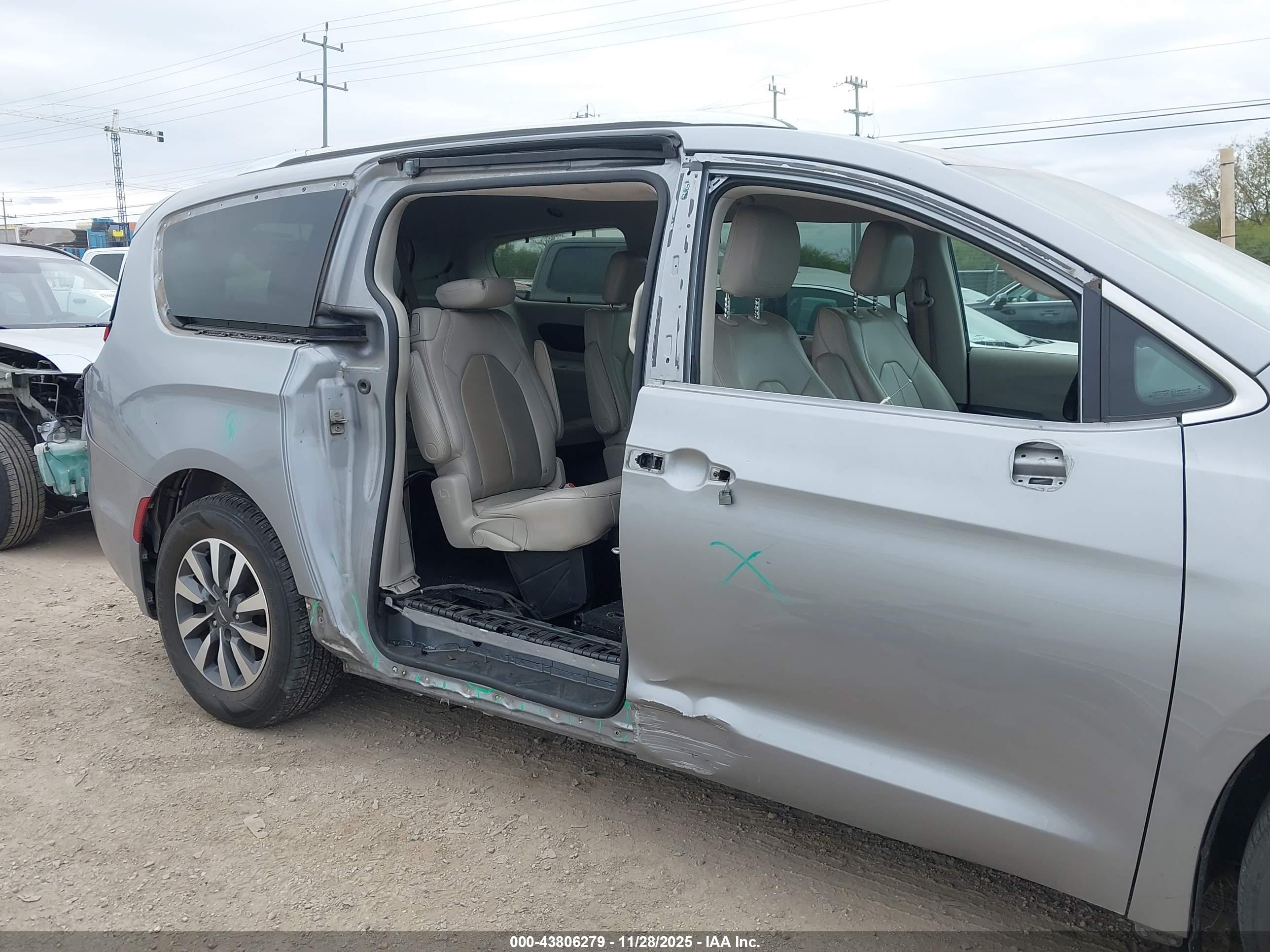 CHRYSLER PACIFICA image 6