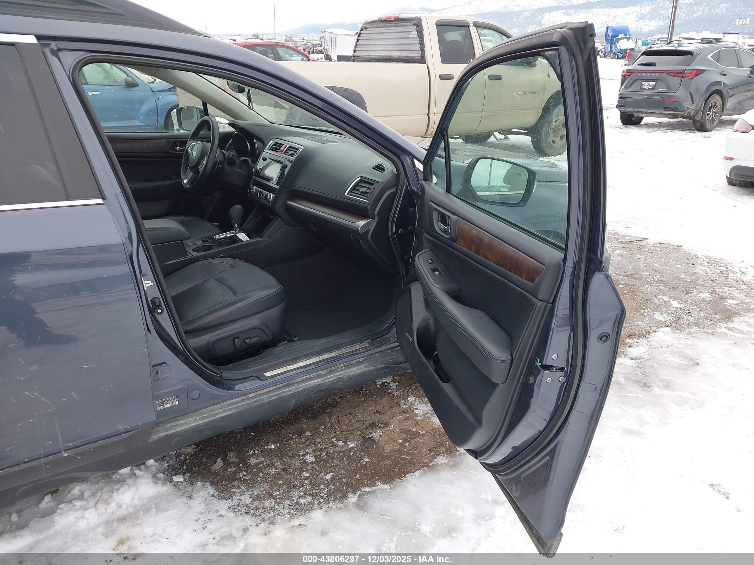 SUBARU OUTBACK image 5