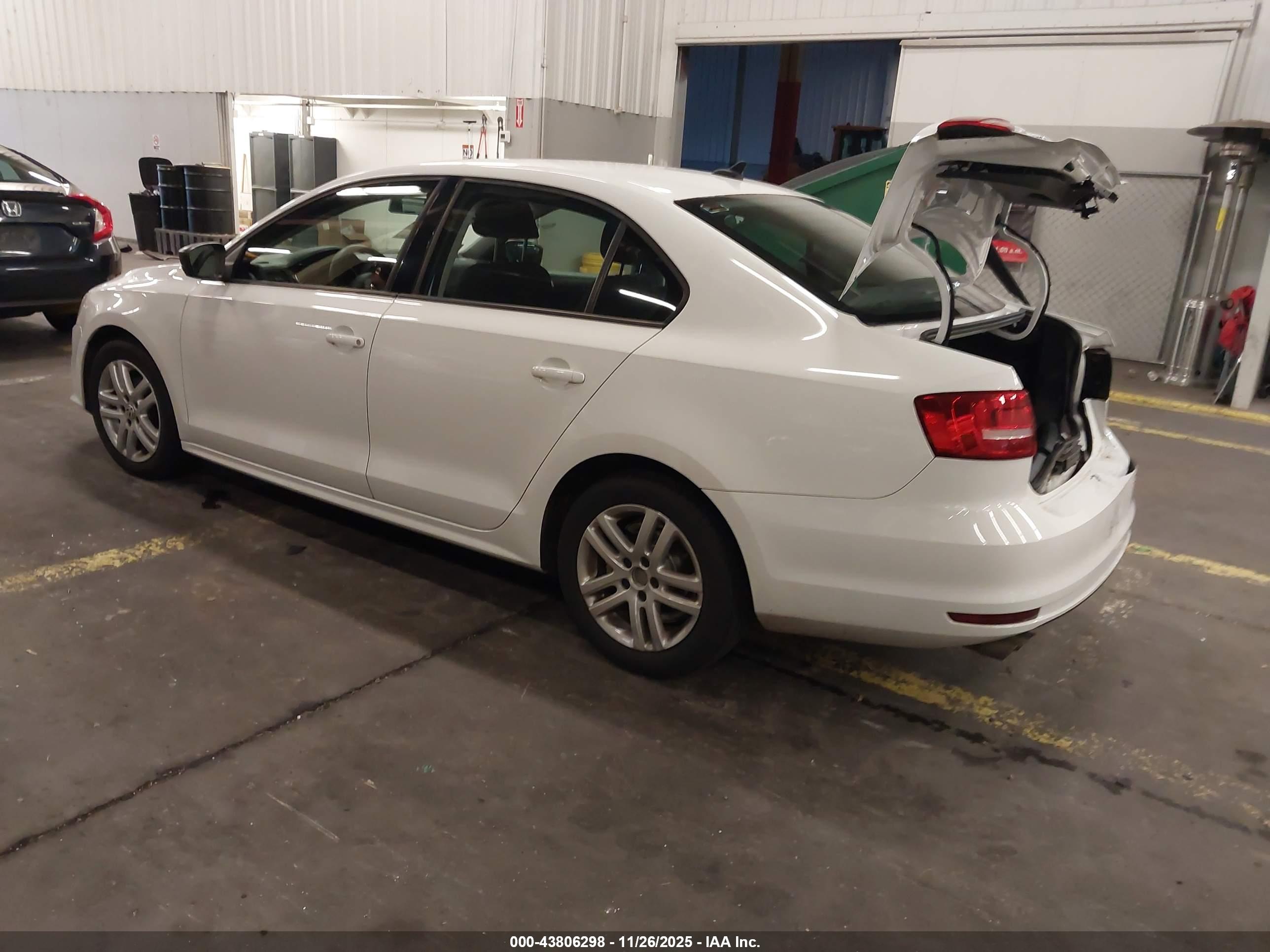 VOLKSWAGEN JETTA image 3