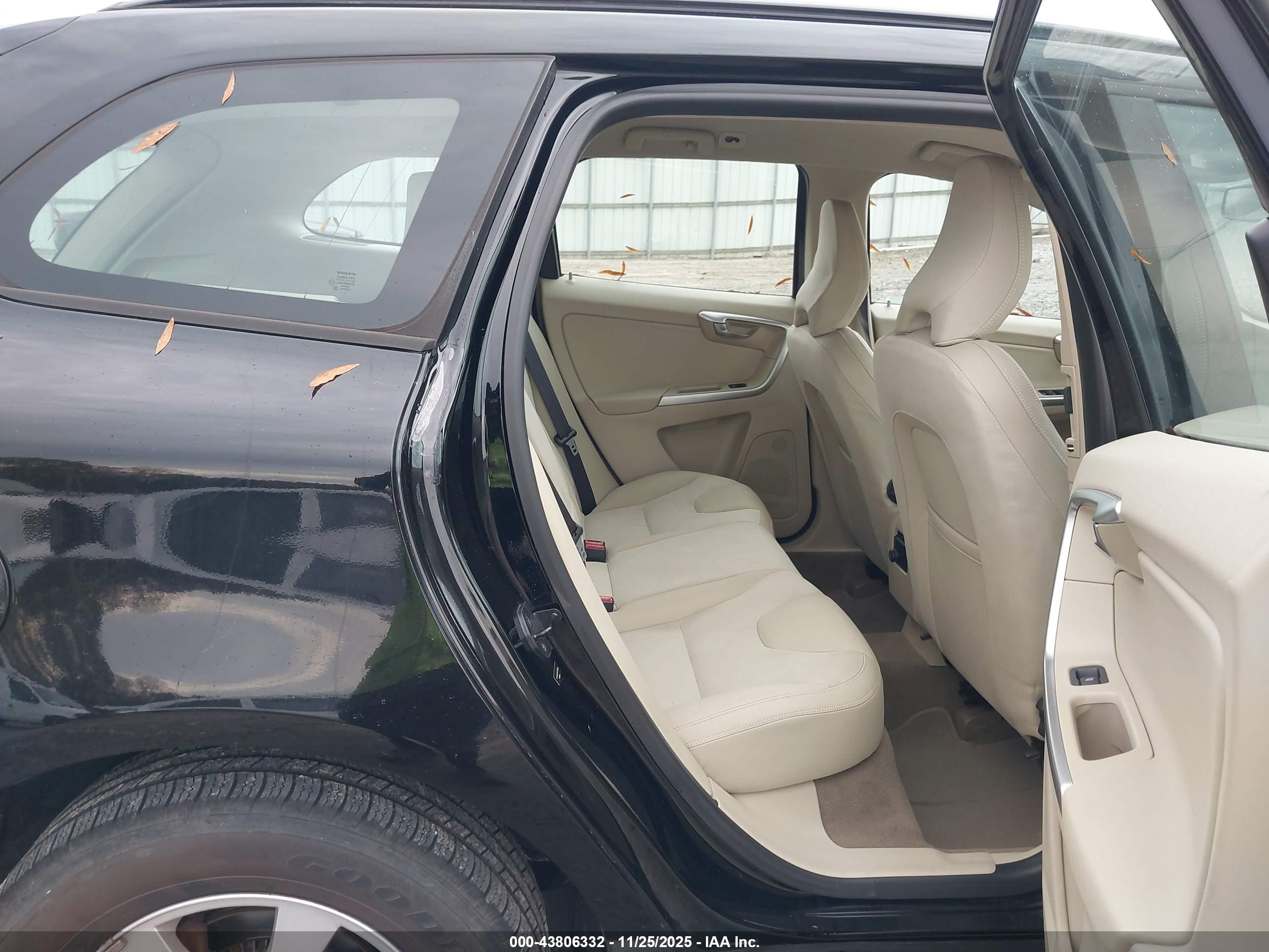 VOLVO XC60 image 8