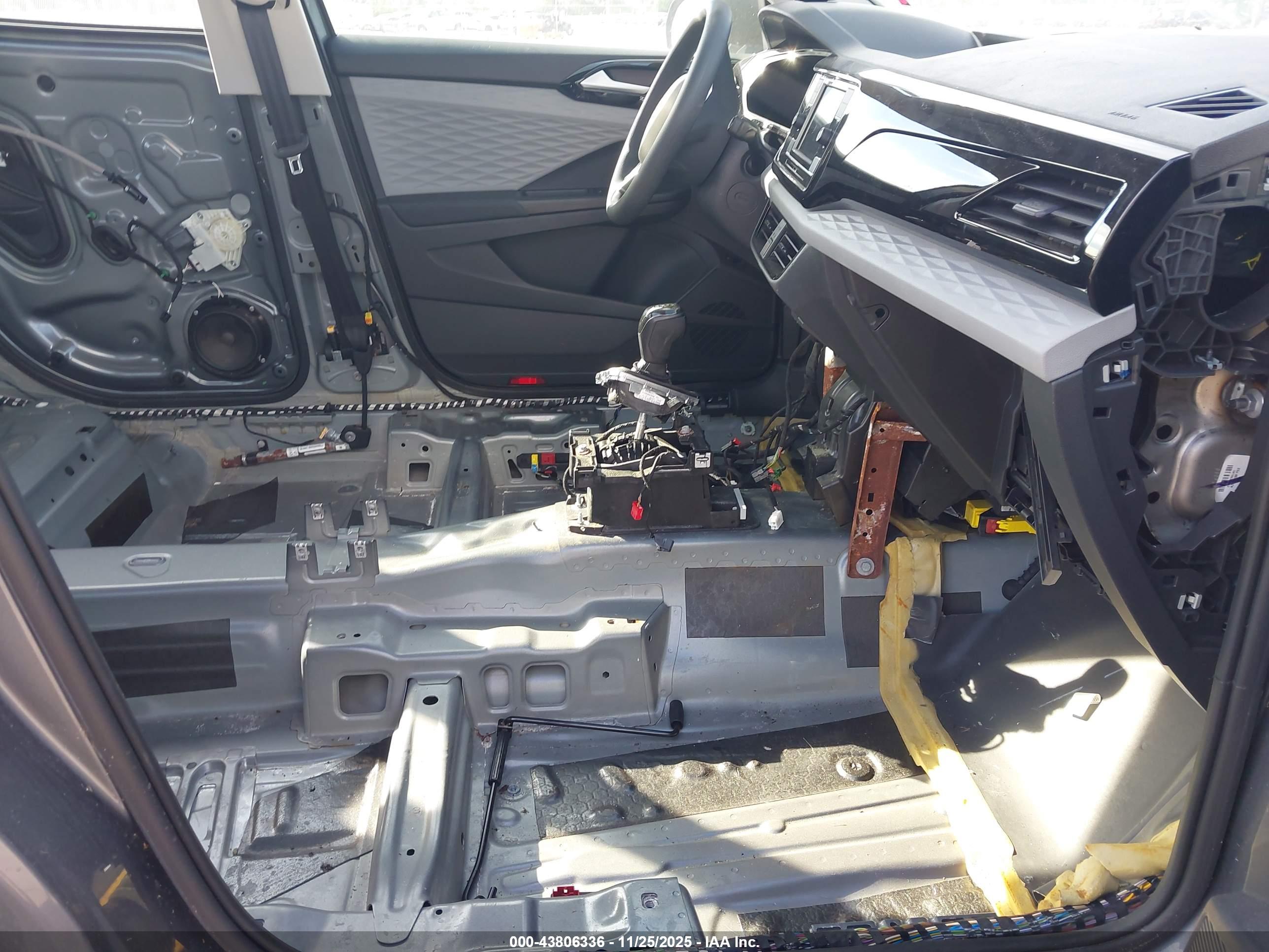 VOLKSWAGEN TAOS image 5