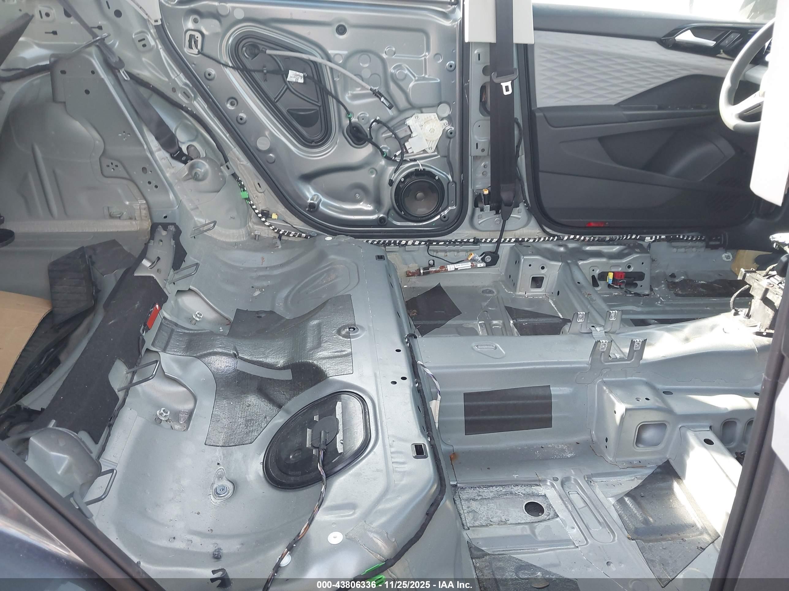 VOLKSWAGEN TAOS image 8