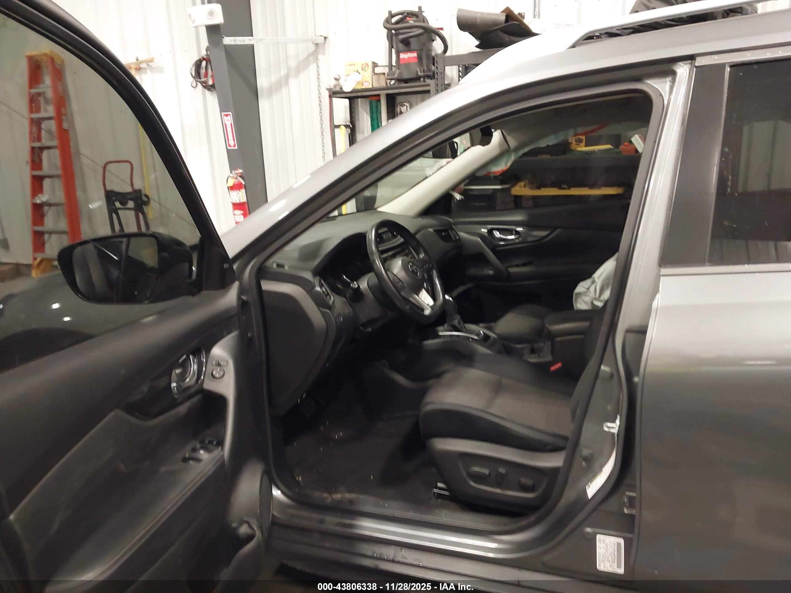 NISSAN ROGUE image 5