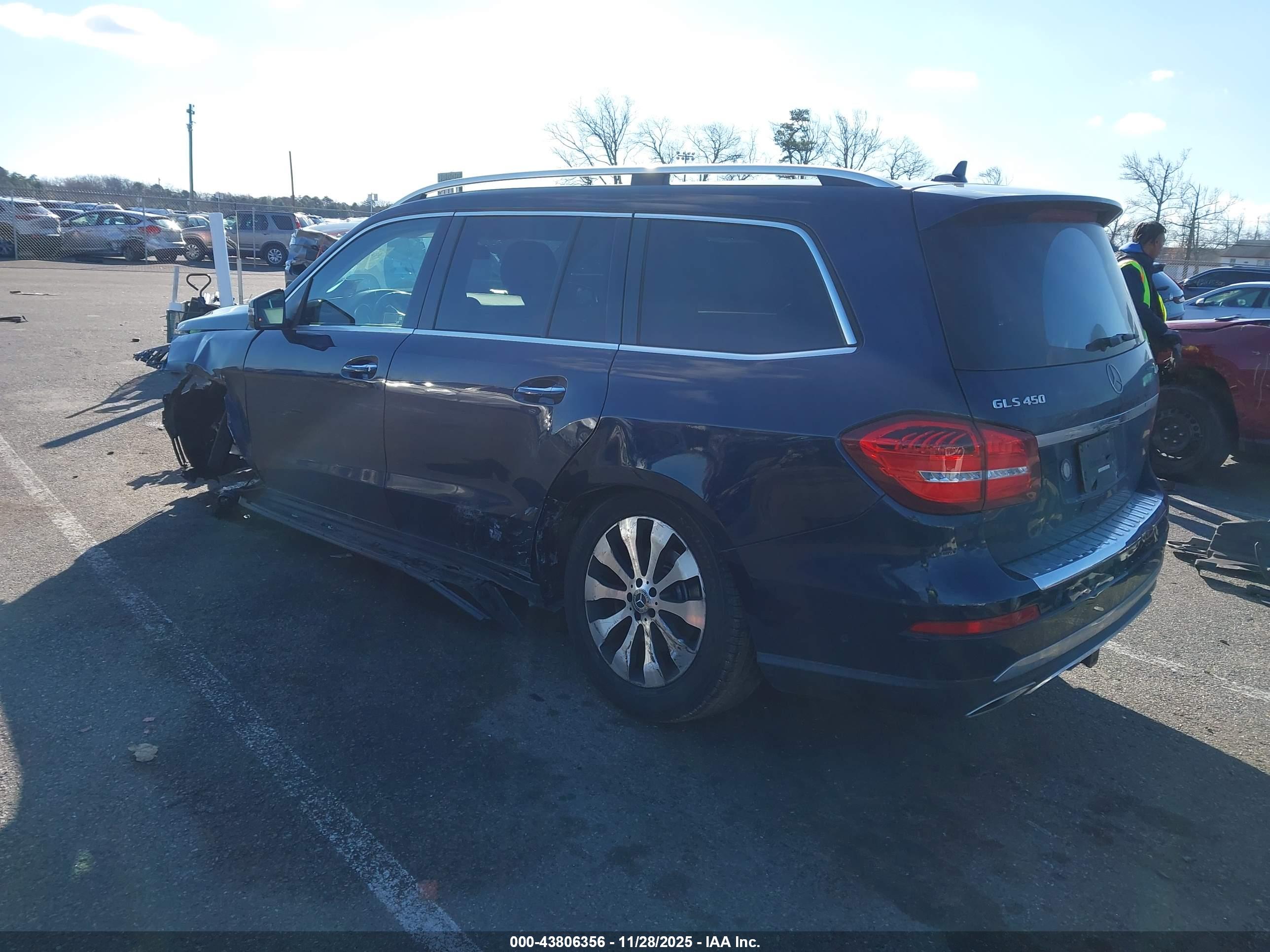 MERCEDES-BENZ GLS image 3