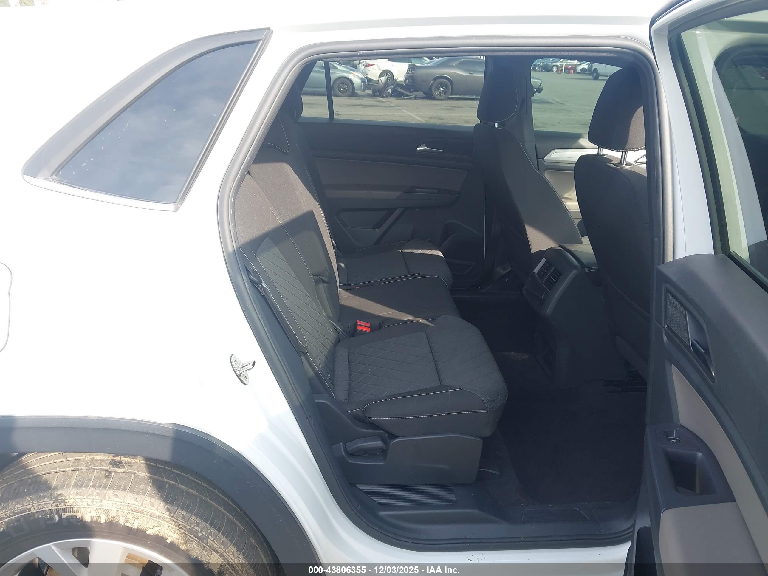 VOLKSWAGEN ATLAS image 8