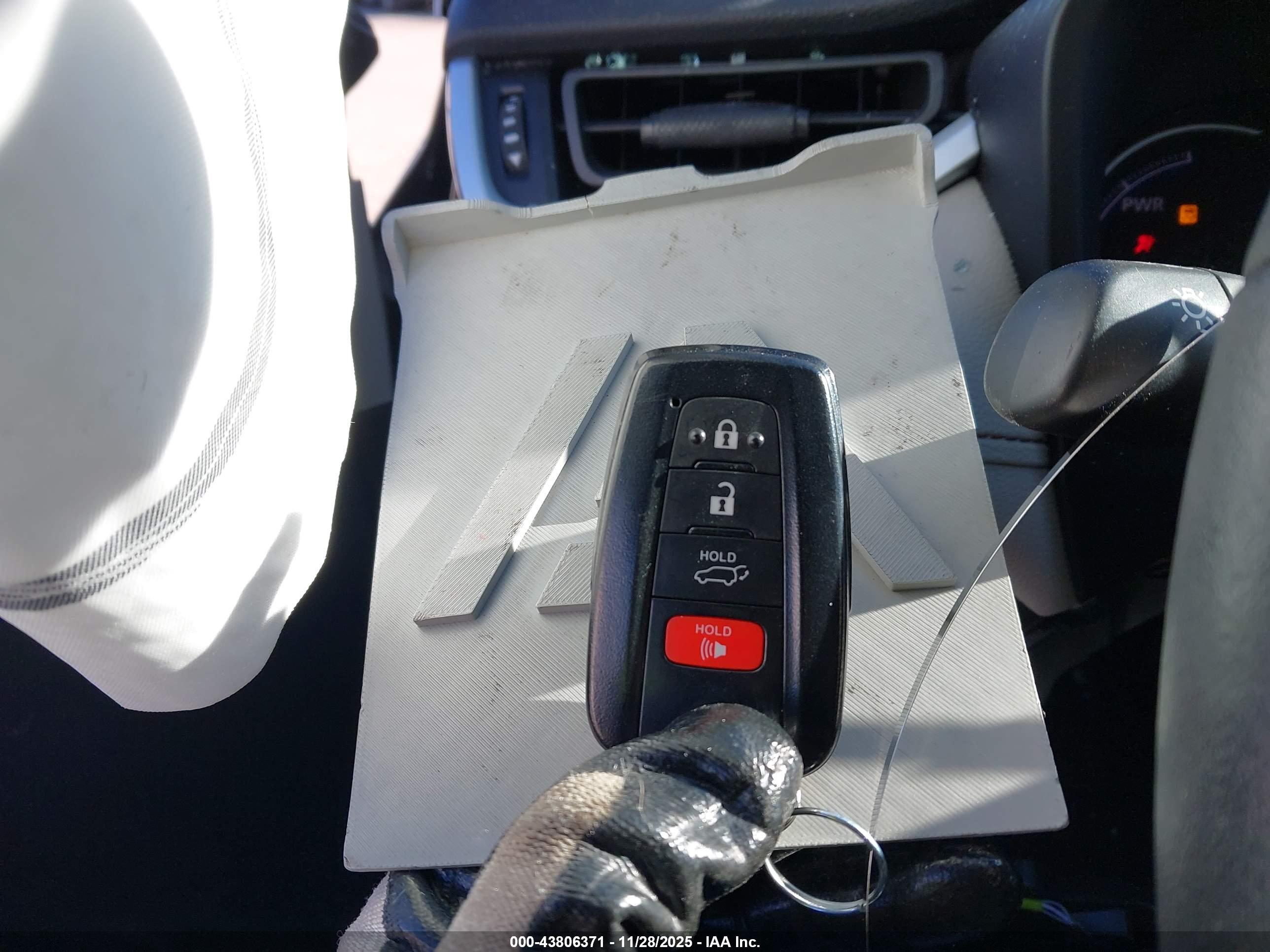 TOYOTA RAV4 image 11