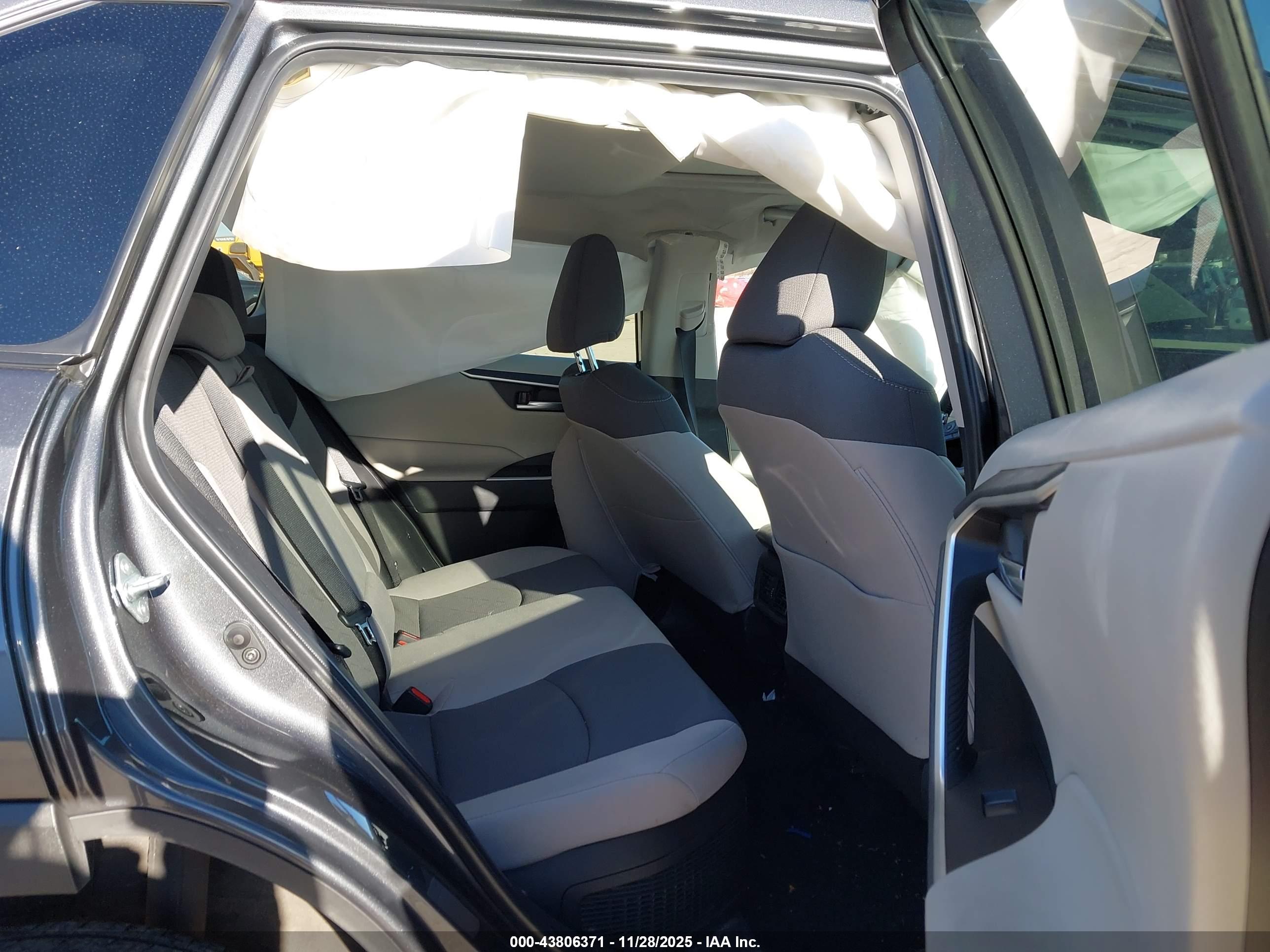 TOYOTA RAV4 image 8