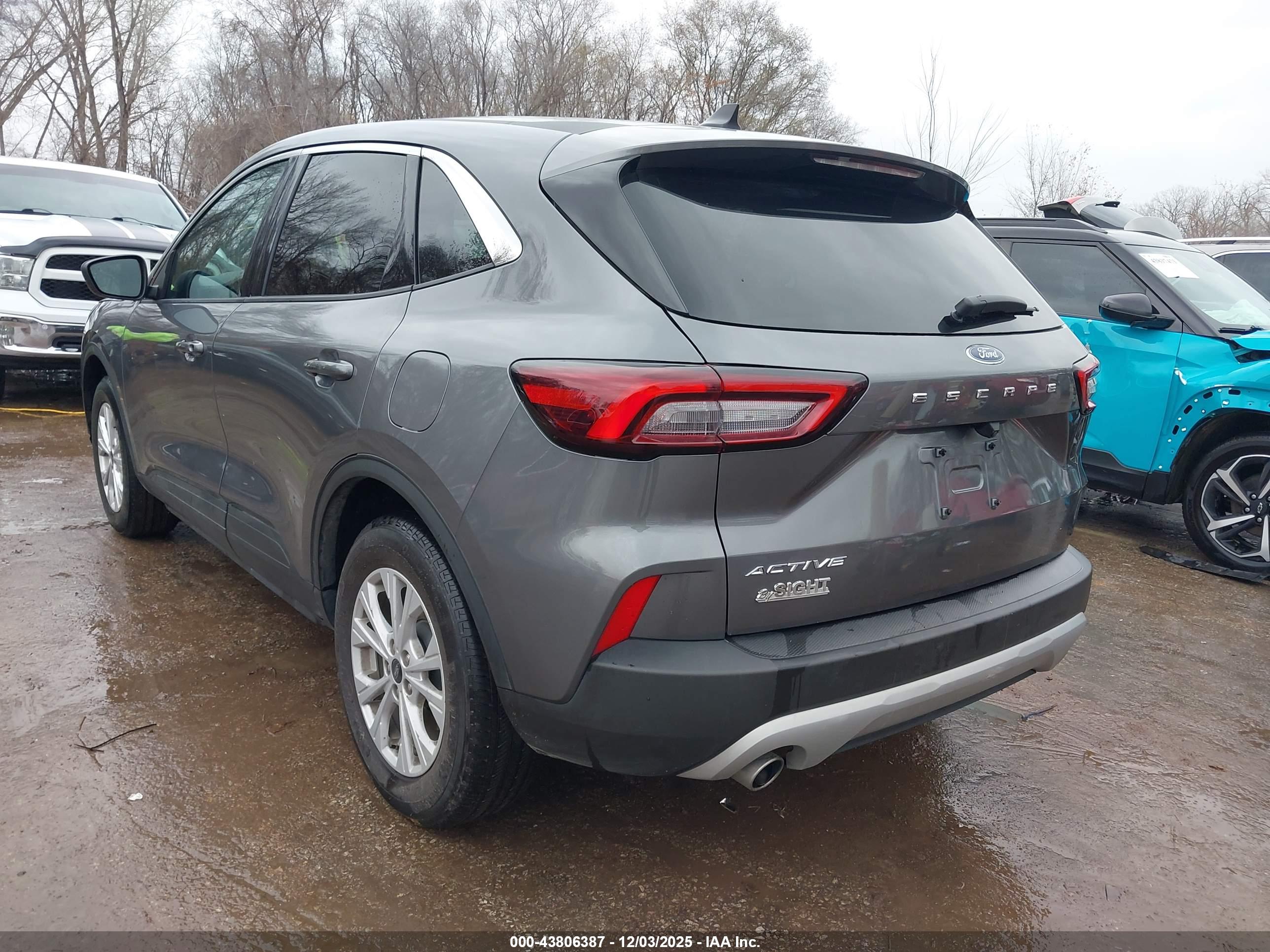 FORD ESCAPE image 3