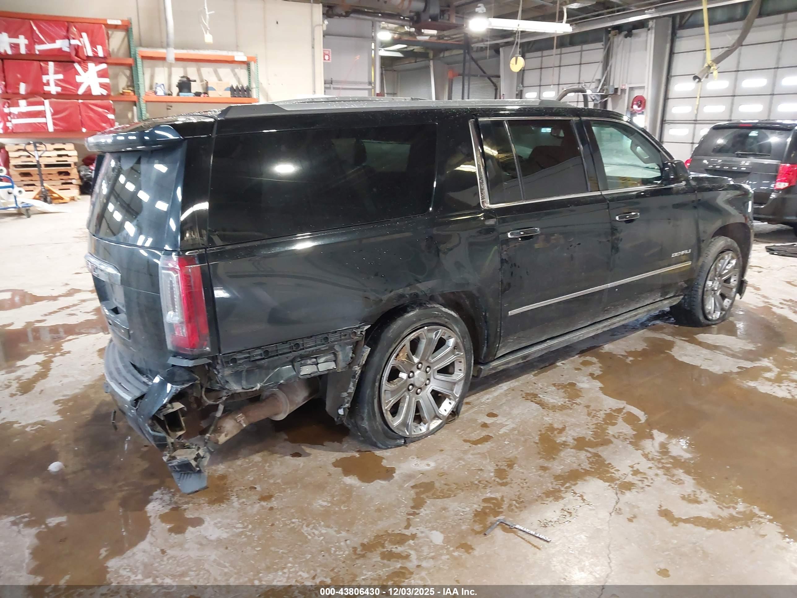 GMC YUKON image 4