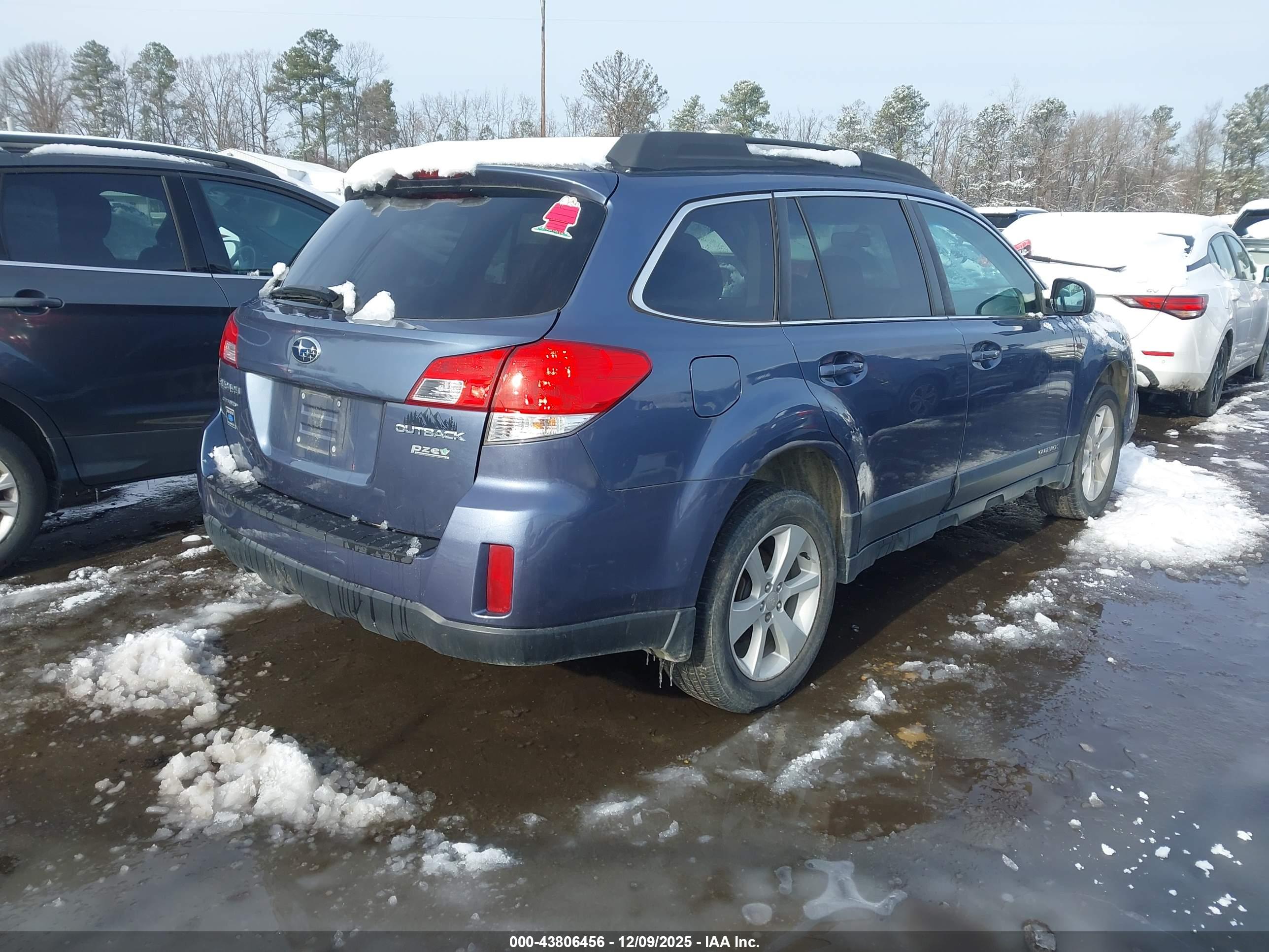 SUBARU OUTBACK image 4