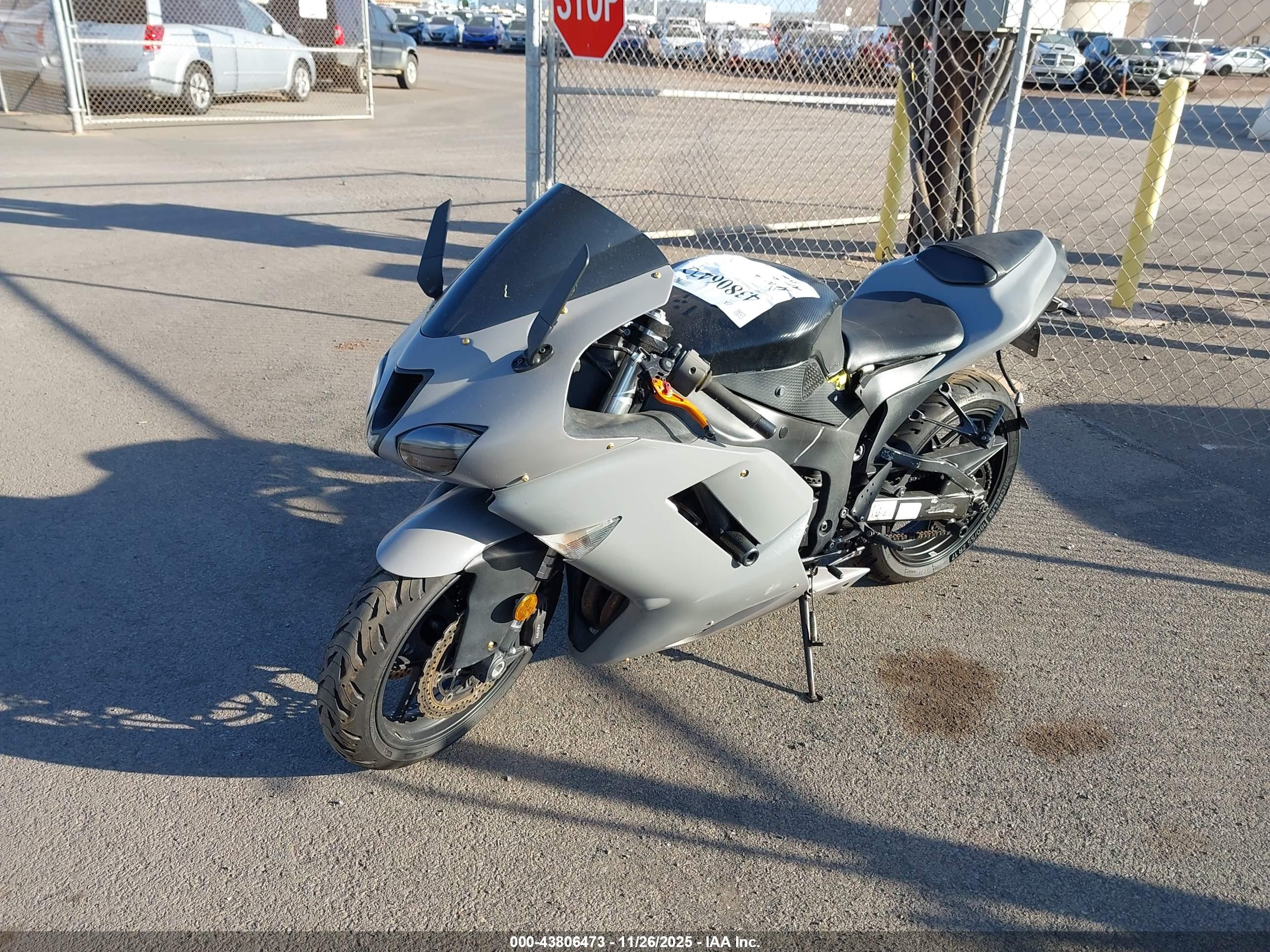 KAWASAKI ZX600 image 2