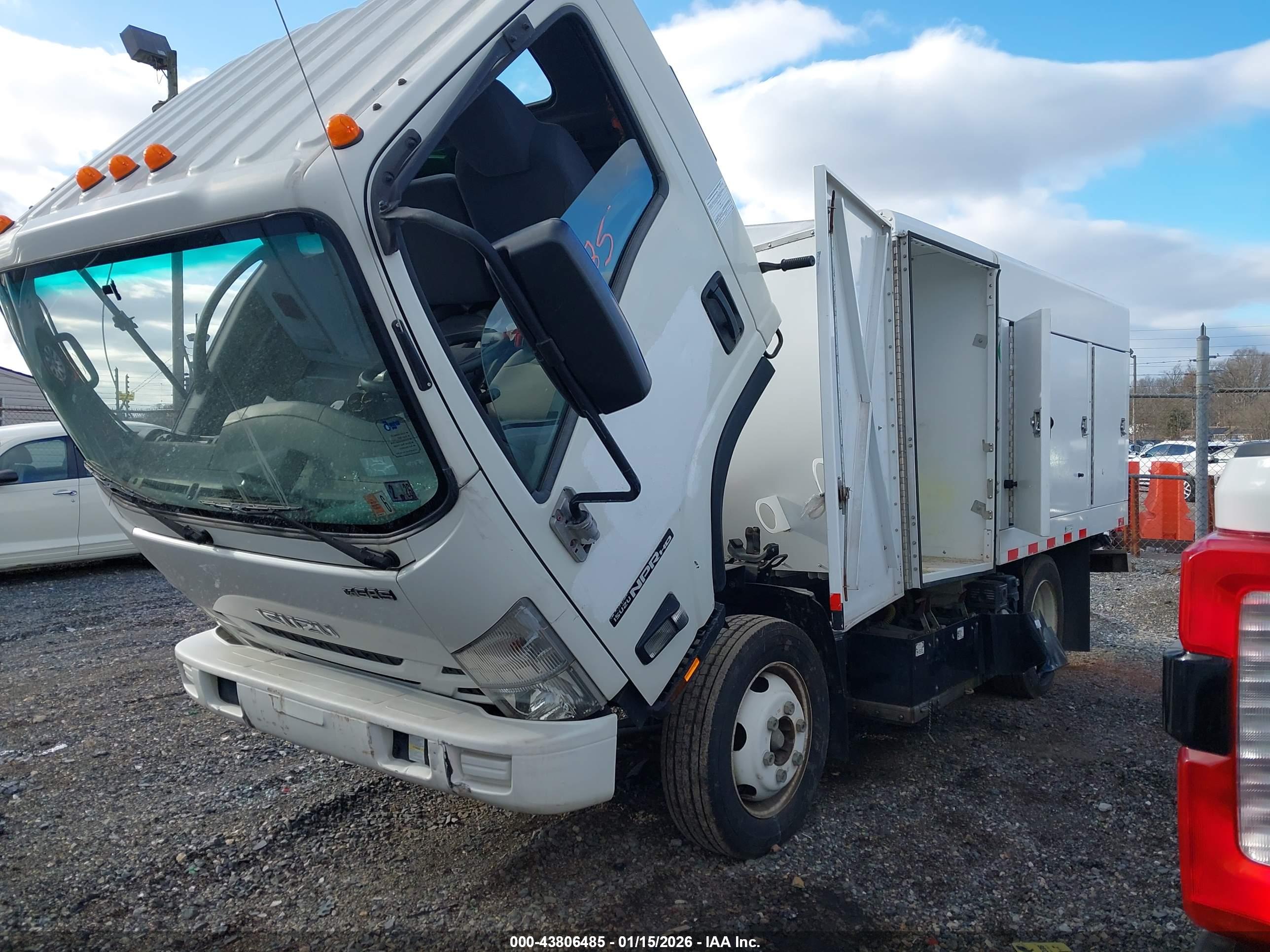 ISUZU NPR image 2