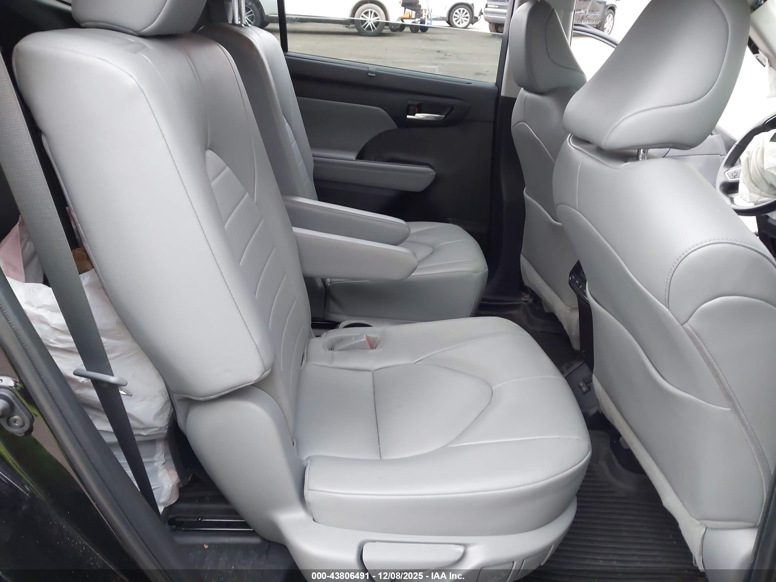 TOYOTA HIGHLANDER image 8