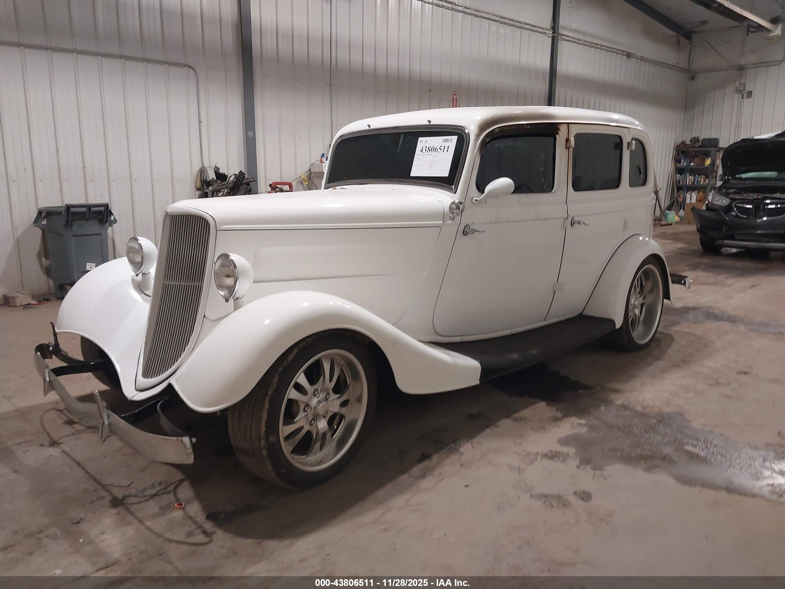 FORD SEDAN image 2
