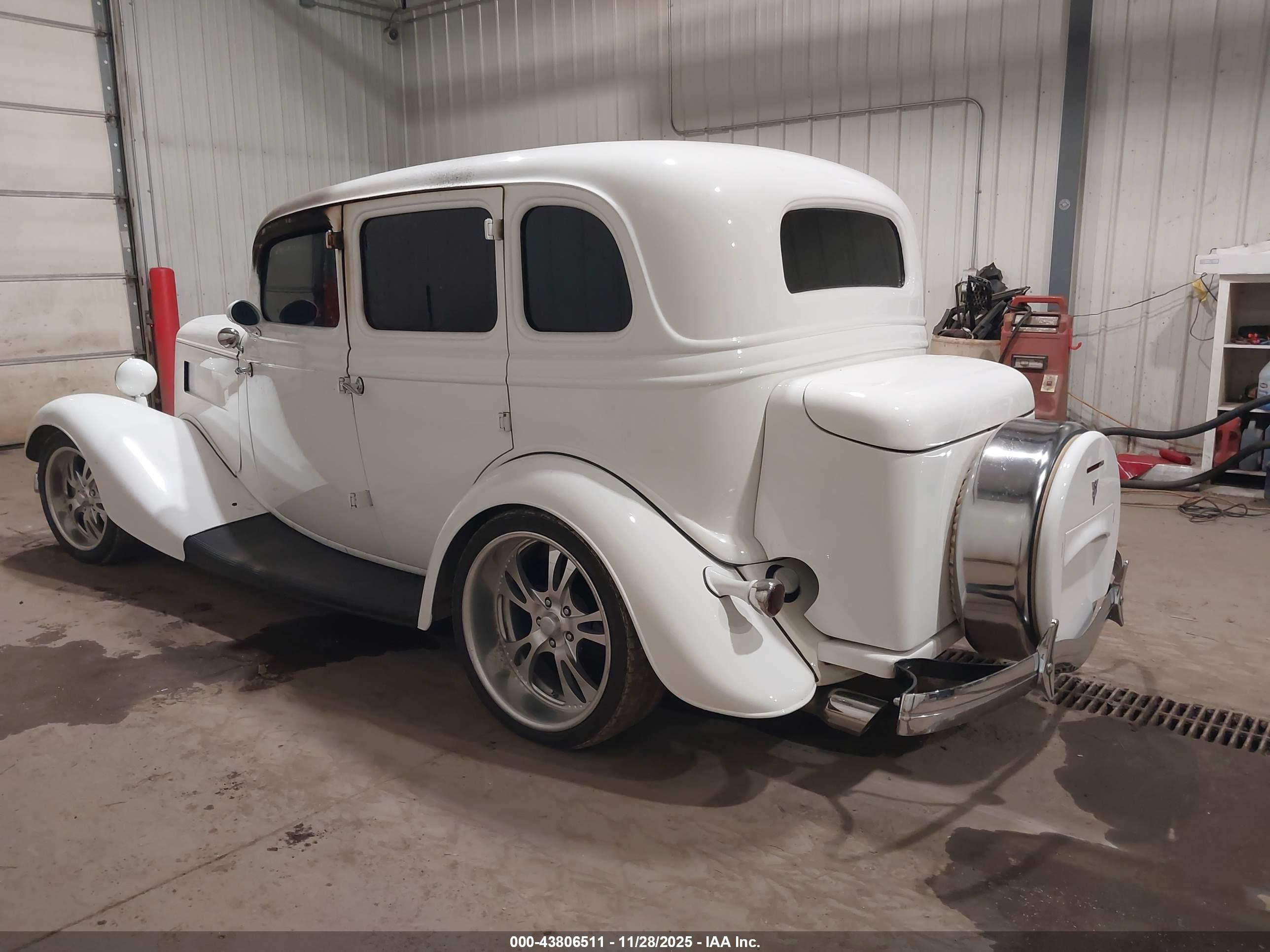 FORD SEDAN image 3