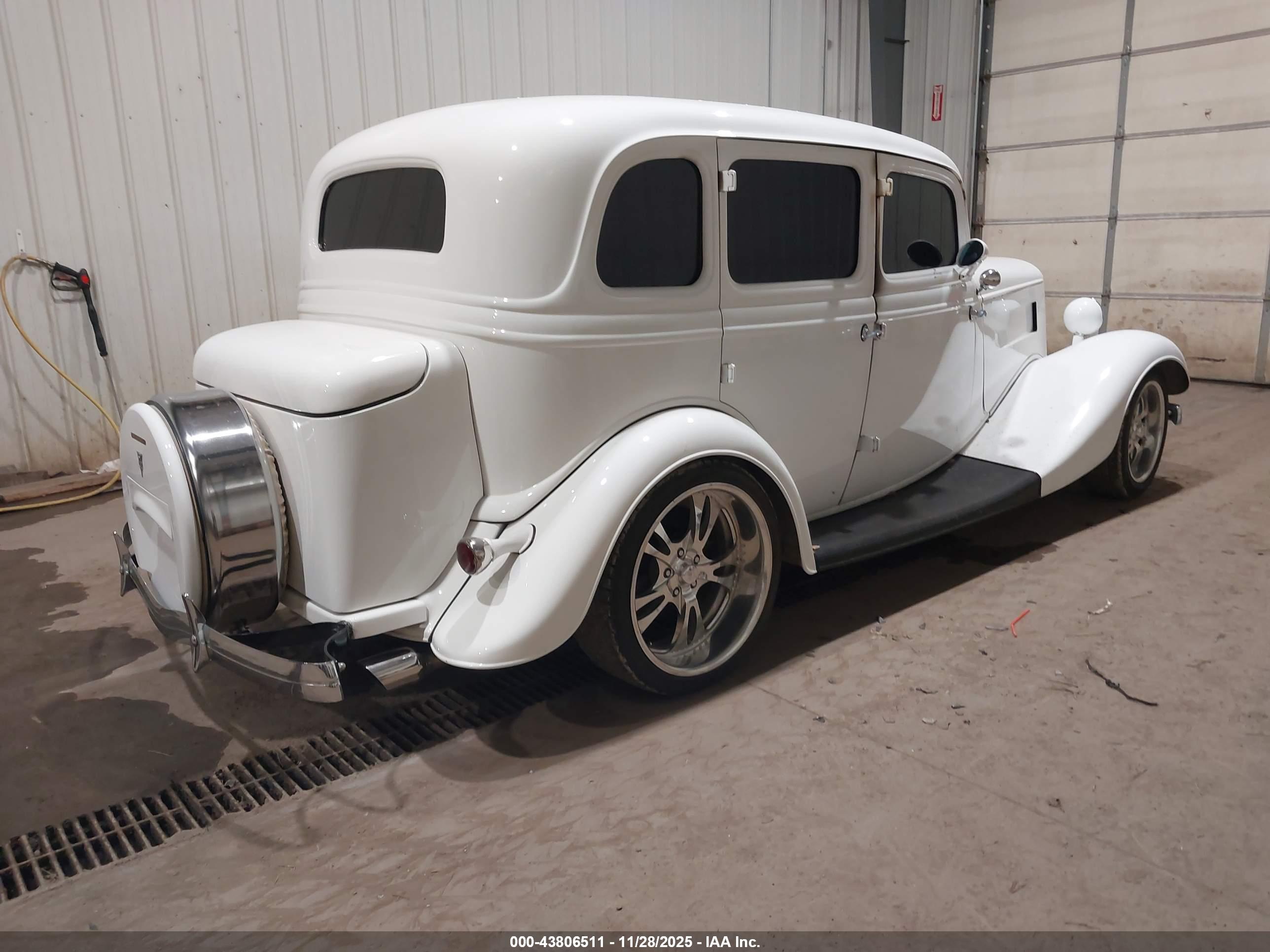 FORD SEDAN image 4