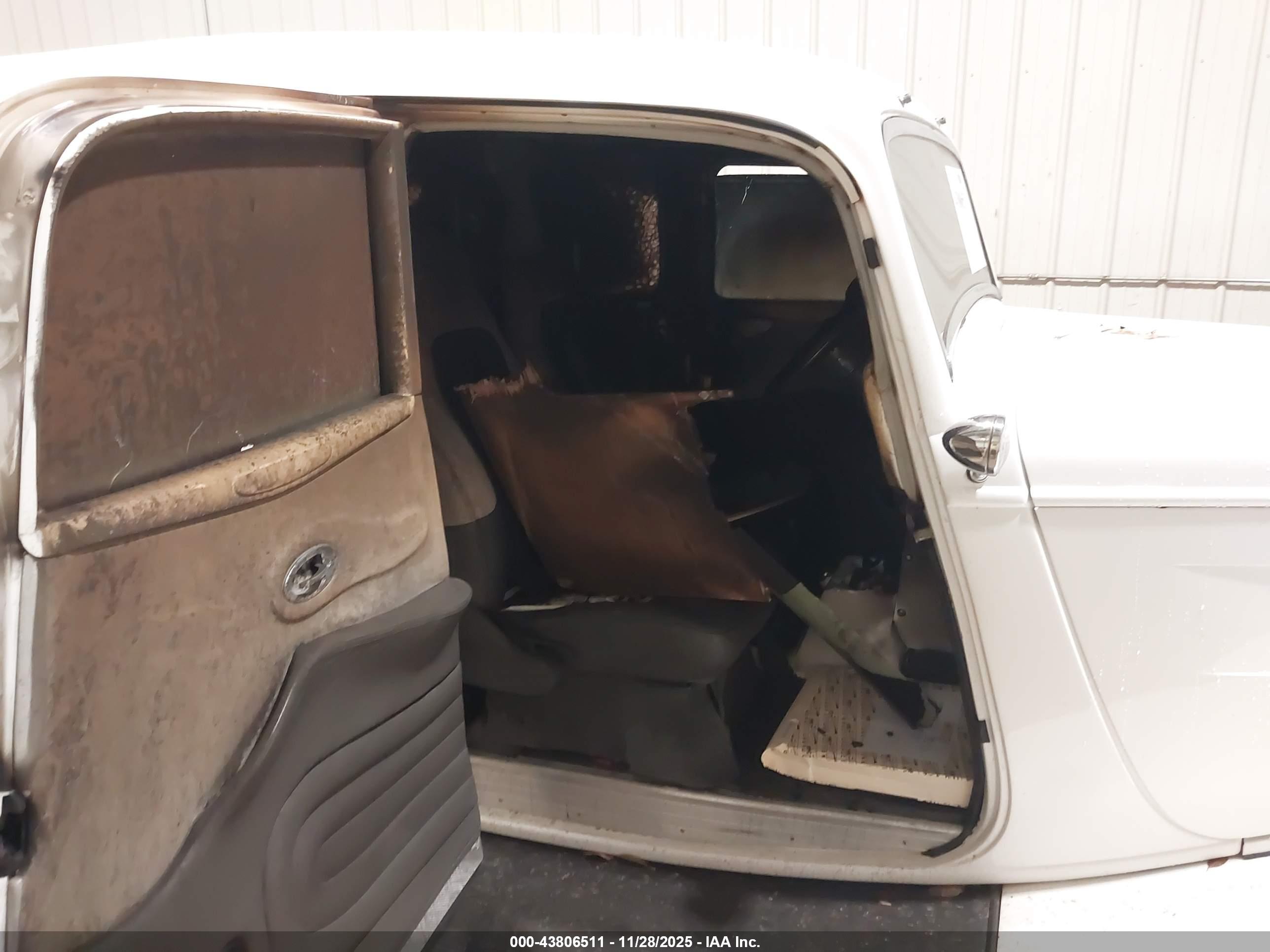 FORD SEDAN image 5