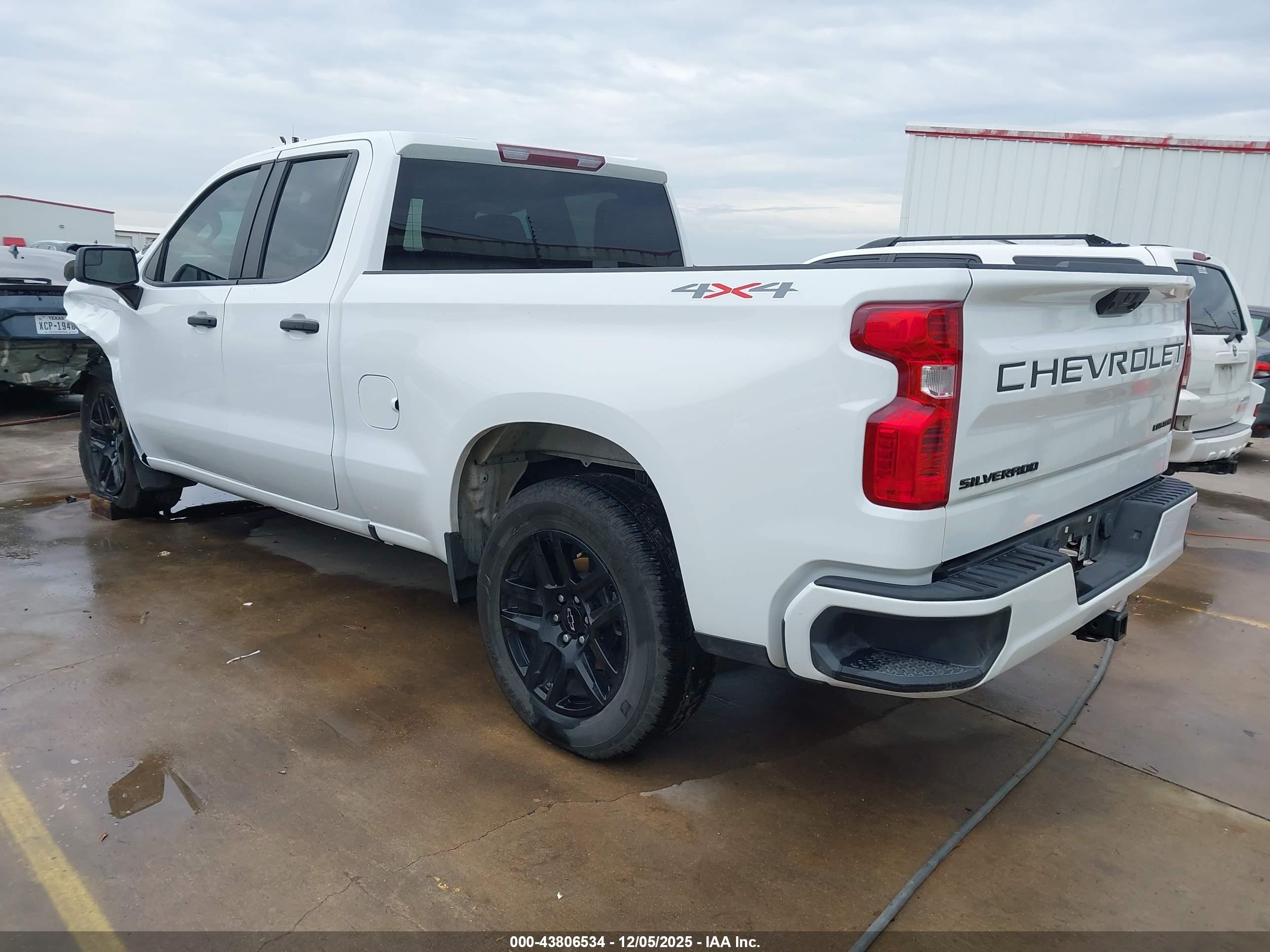 CHEVROLET SILVERADO image 3