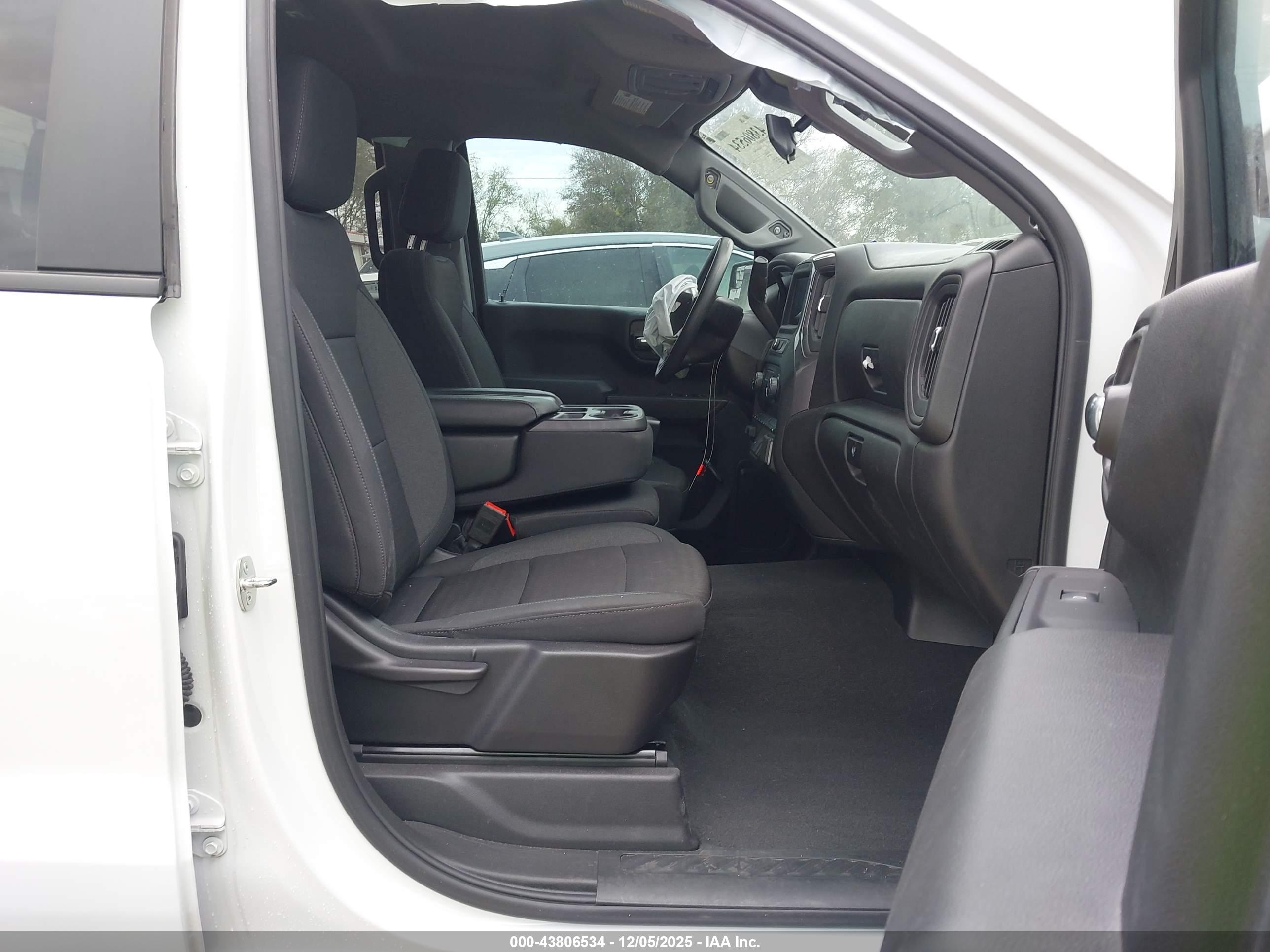 CHEVROLET SILVERADO image 5