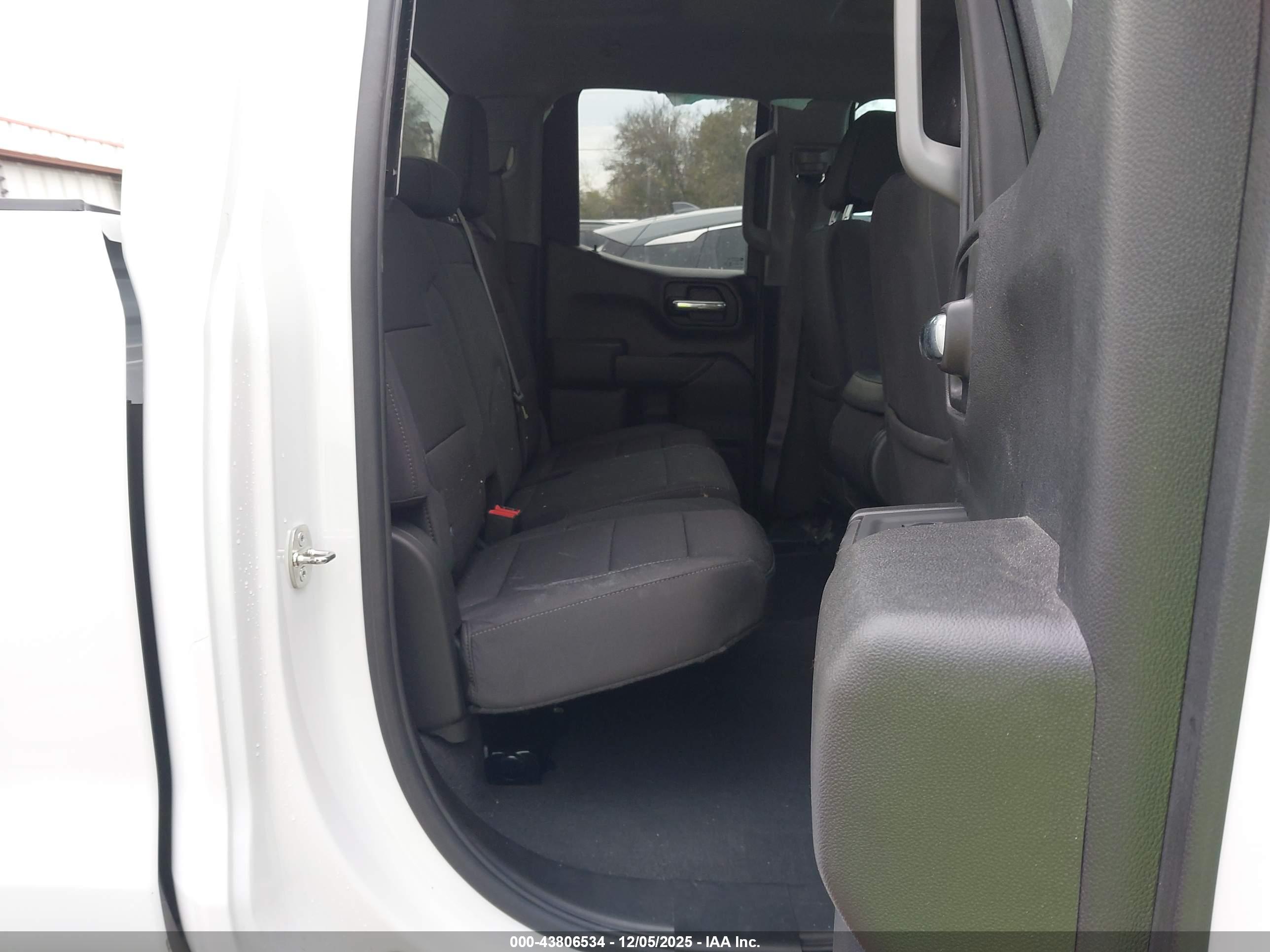 CHEVROLET SILVERADO image 8
