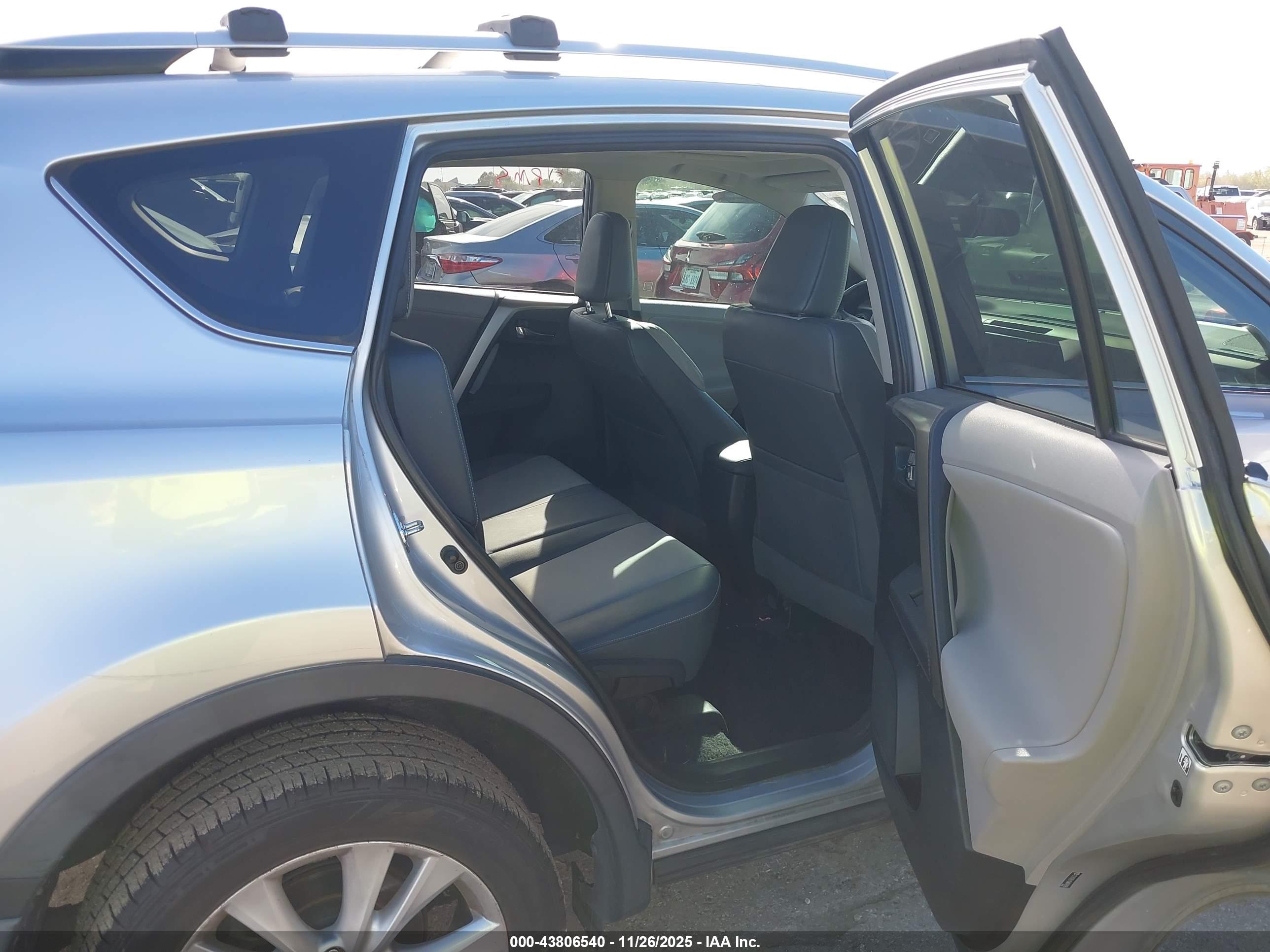 TOYOTA RAV4 image 8