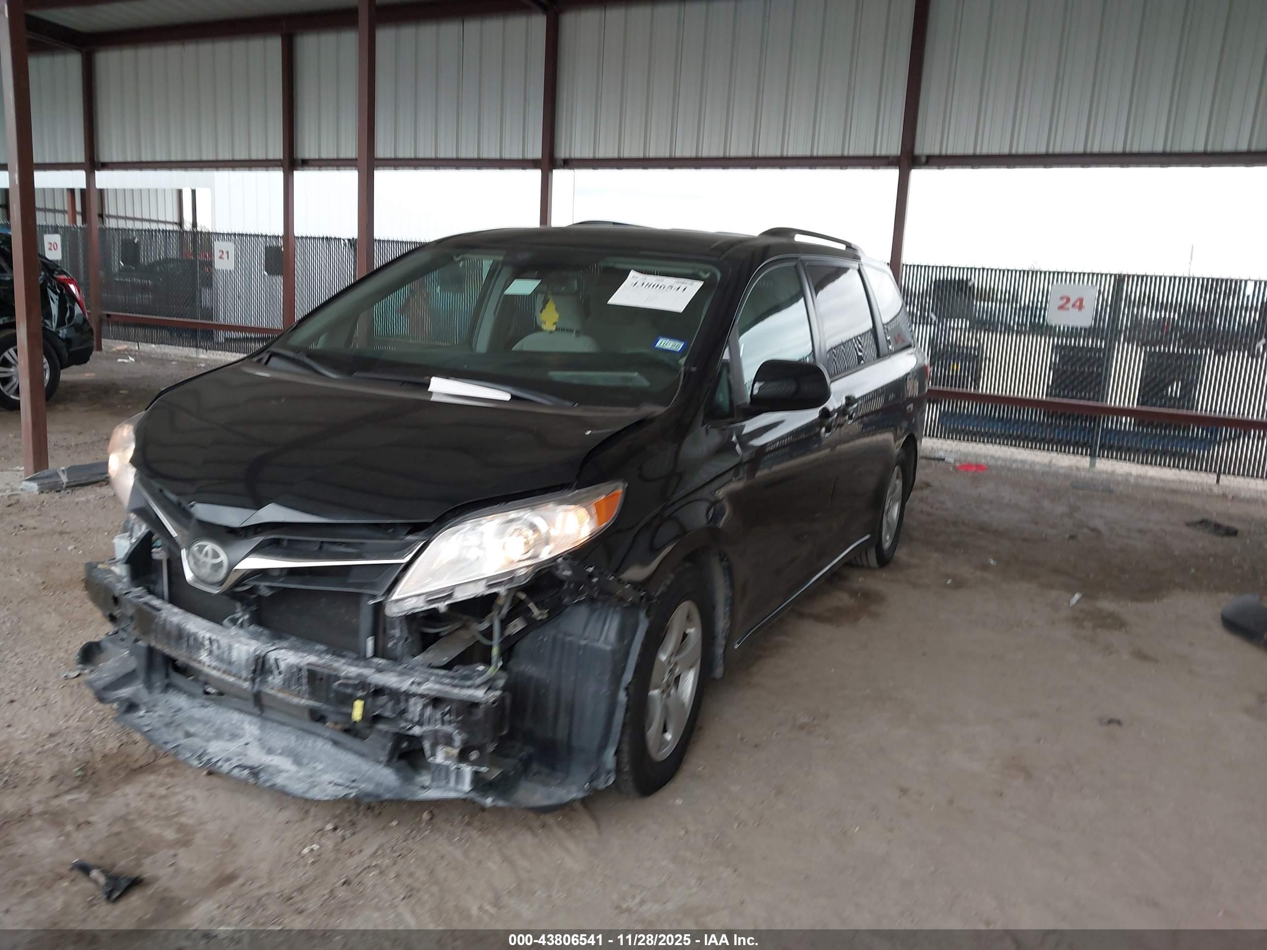 TOYOTA SIENNA image 2