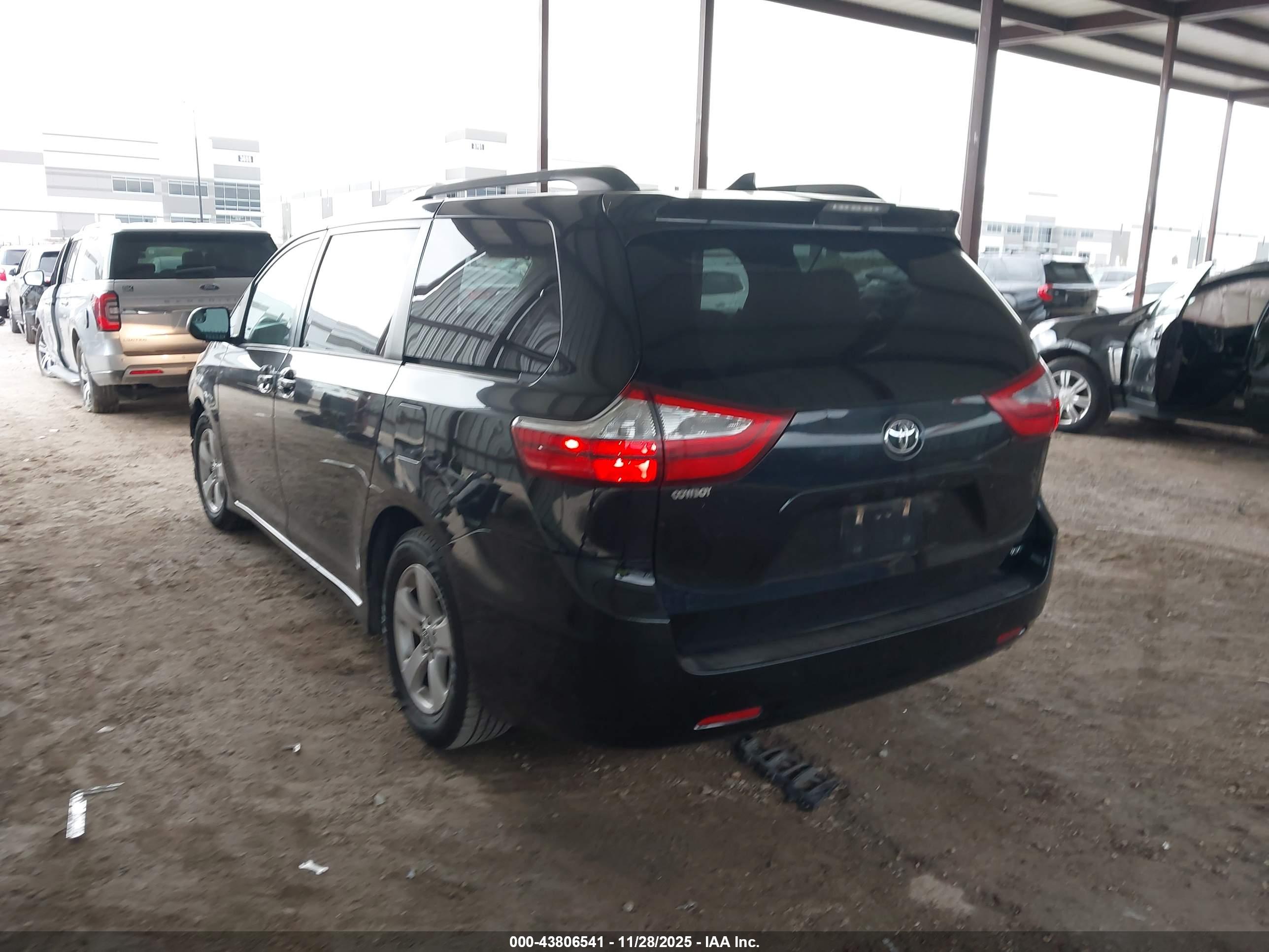 TOYOTA SIENNA image 3