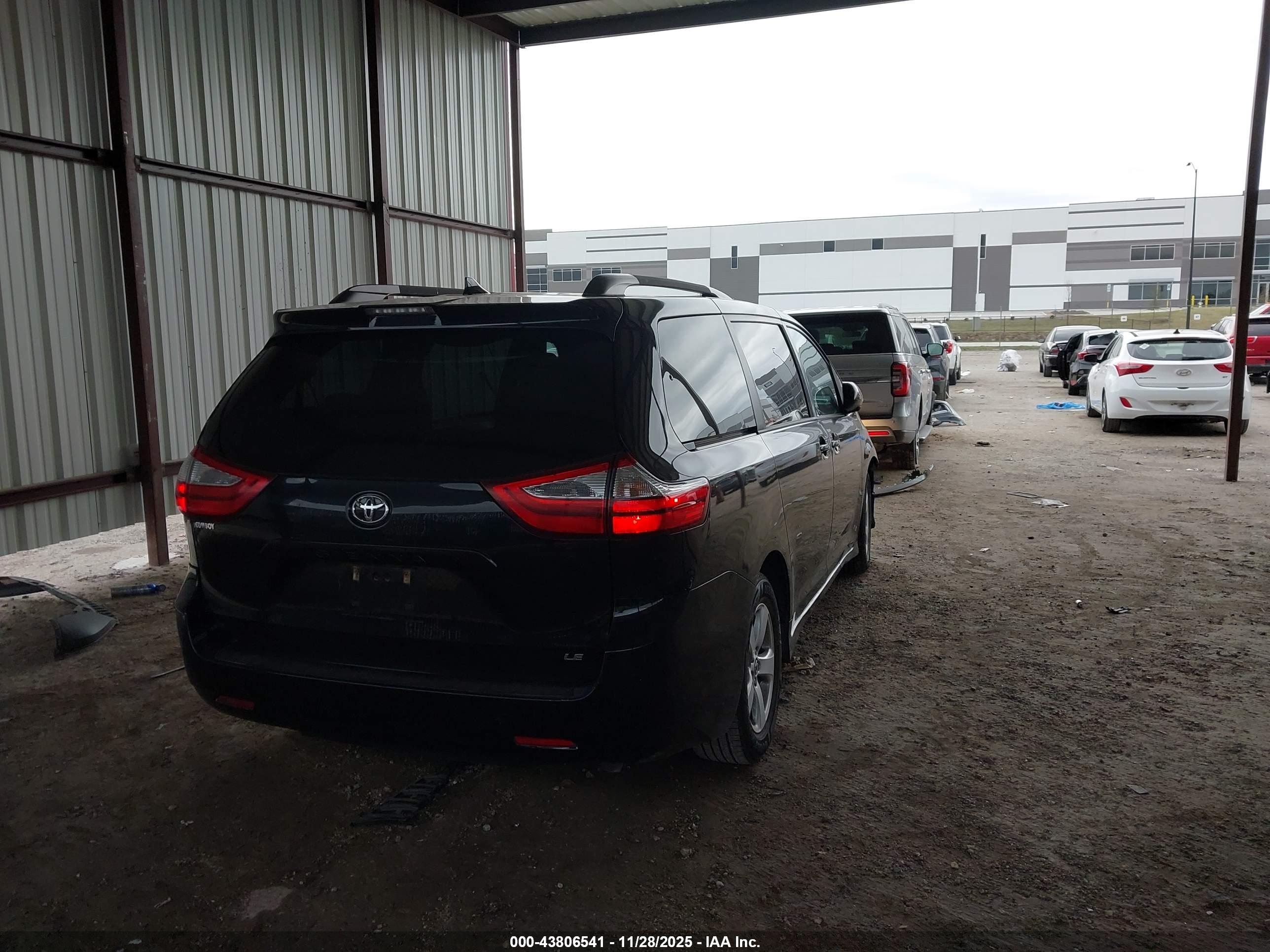 TOYOTA SIENNA image 4