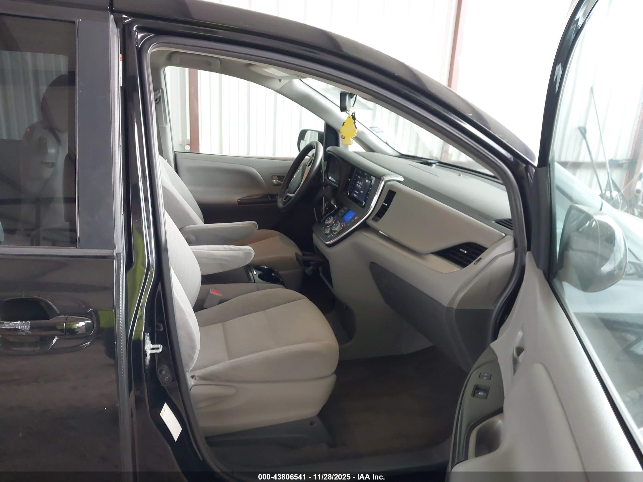 TOYOTA SIENNA image 5