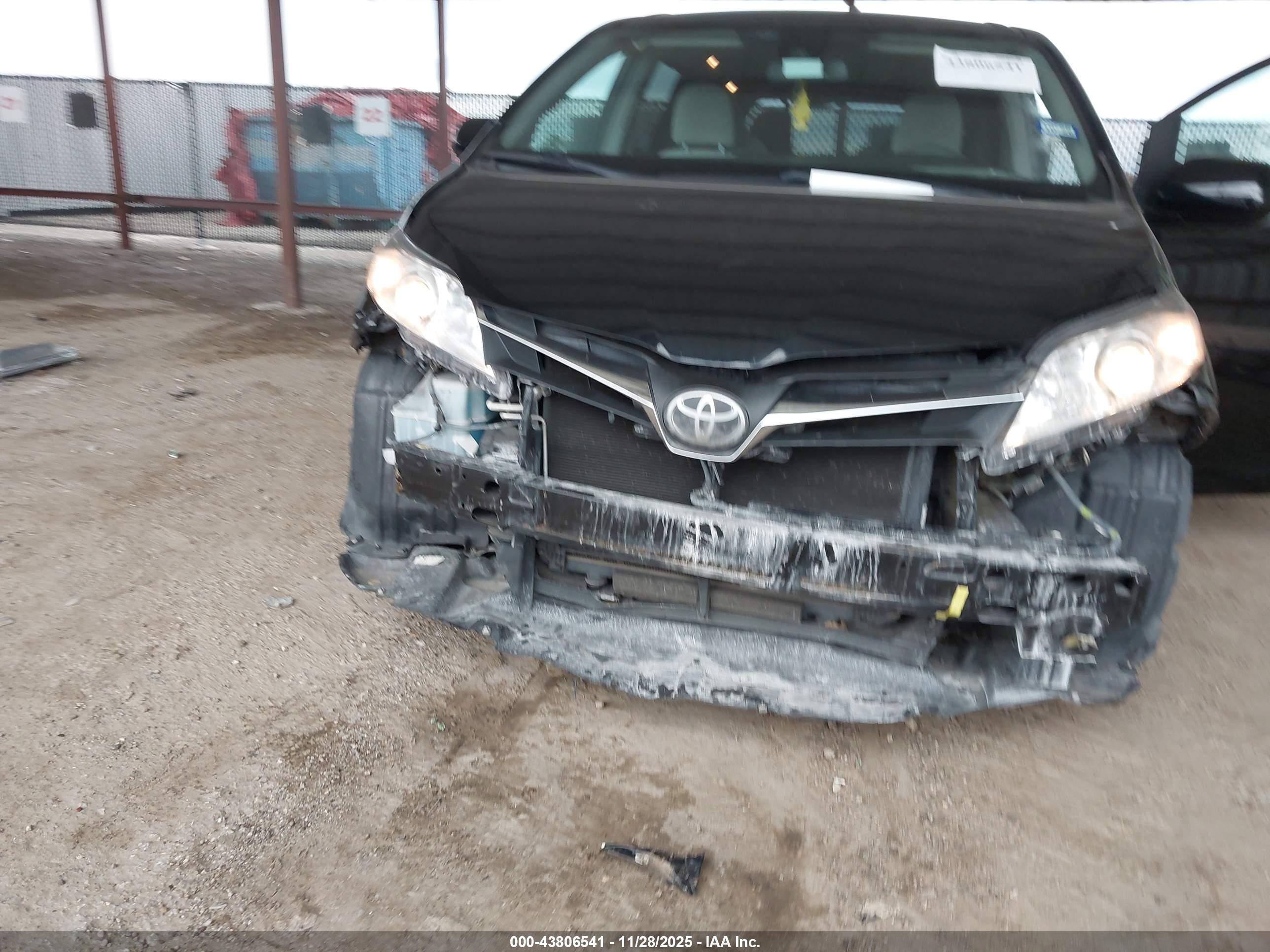 TOYOTA SIENNA image 6