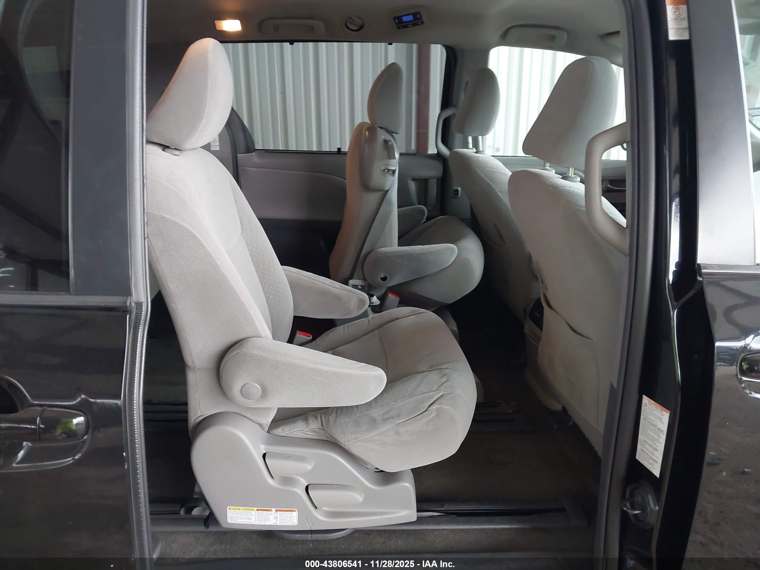 TOYOTA SIENNA image 8
