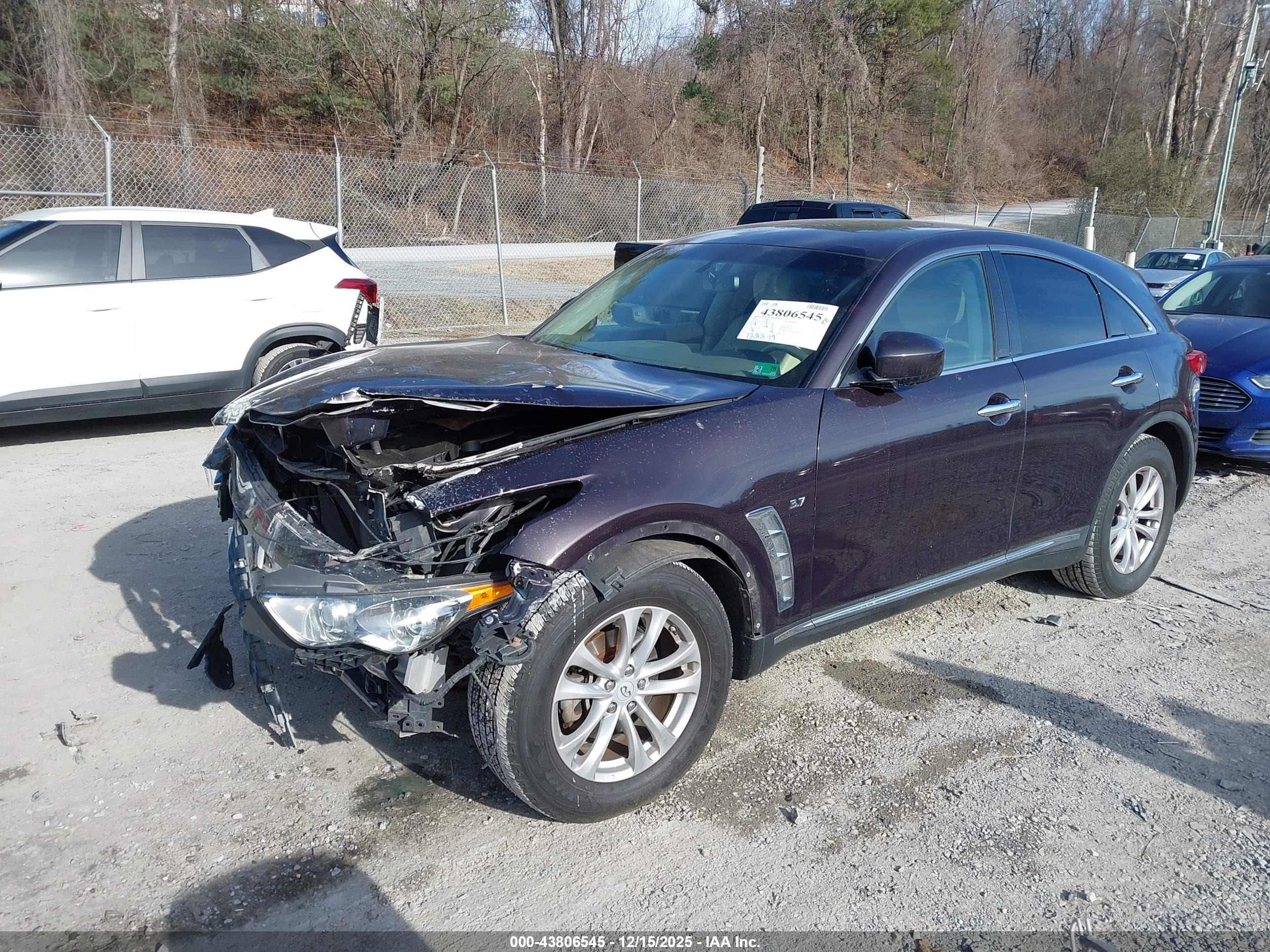 INFINITI QX70 image 2