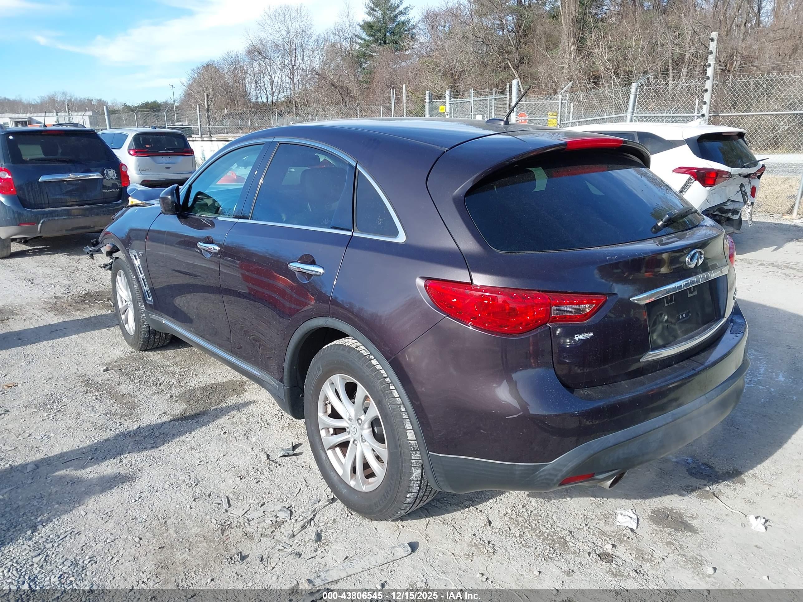 INFINITI QX70 image 3