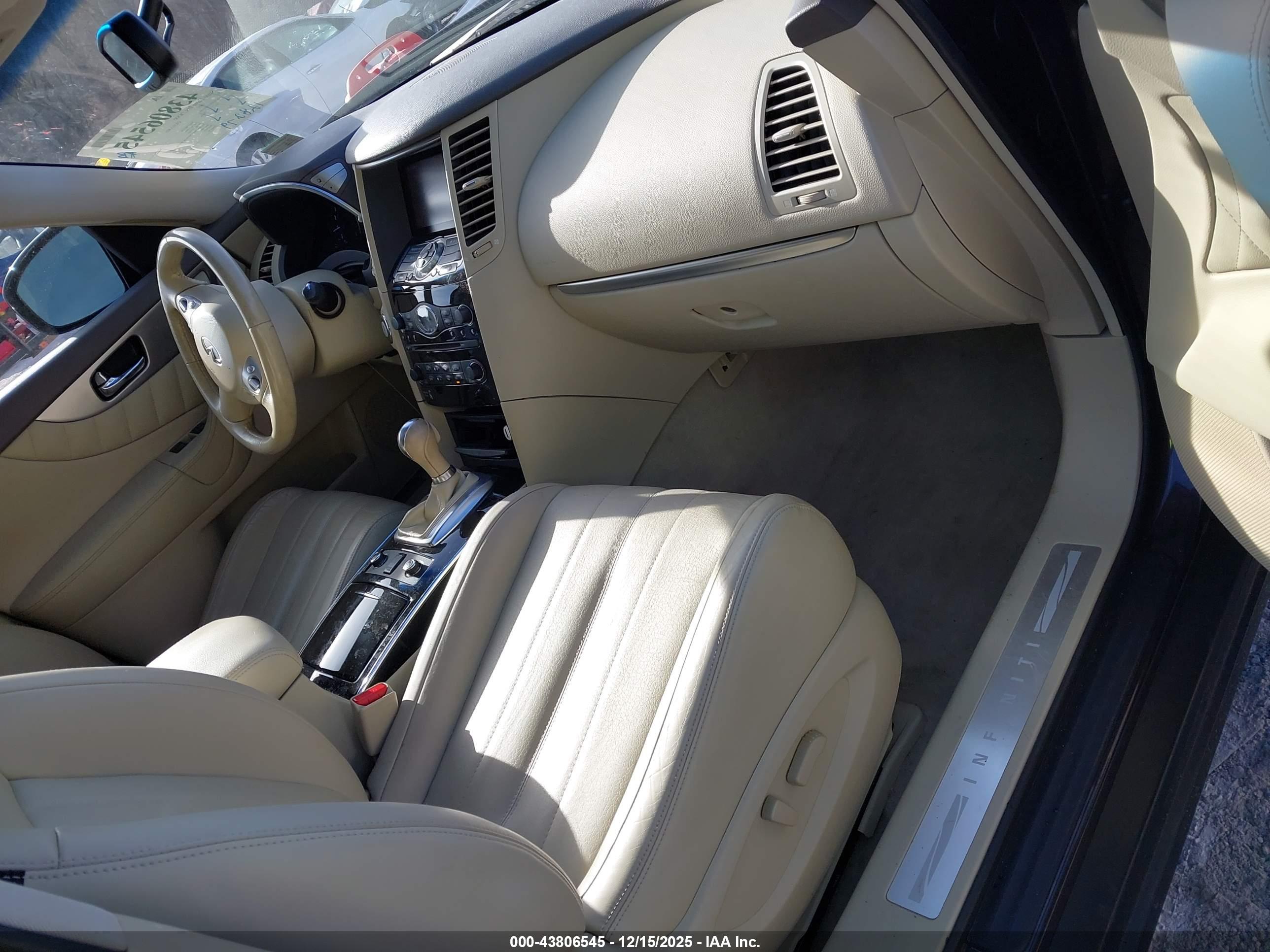 INFINITI QX70 image 5